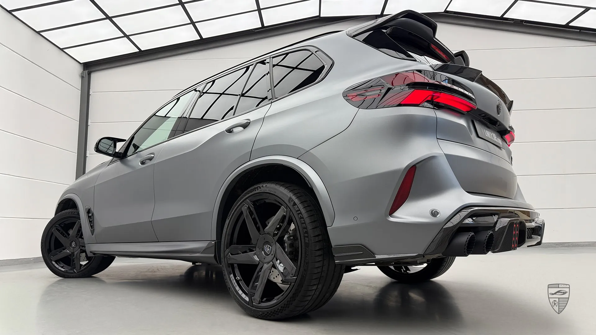 BMW X5M F95 Facelift LCI 2026 in Frozen Grey — individuelles Optik‑Paket betont muskulöse Kurven