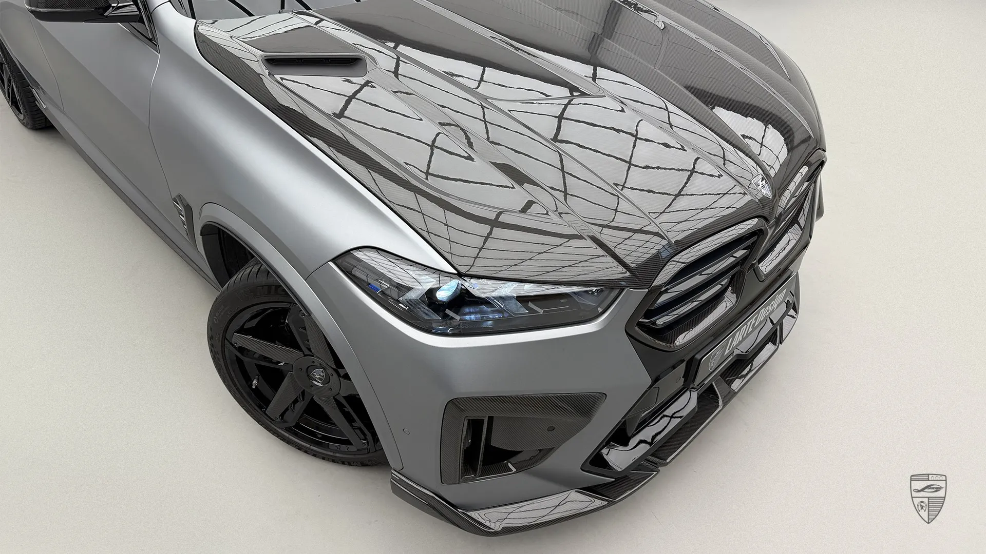 Sportliches Auto‑Upgrade: Frozen Grey BMW mit individuellem X5M LCI Styling‑Kit und brutalem Look