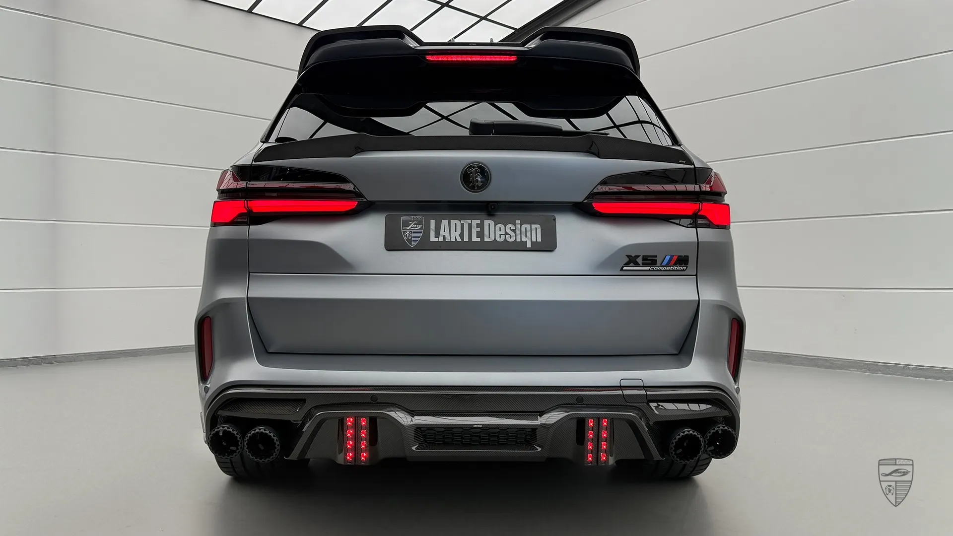 Frozen Grey BMW X5M LCI aus Ungarn: aggresives Restyling mit geformten Karosserielinien