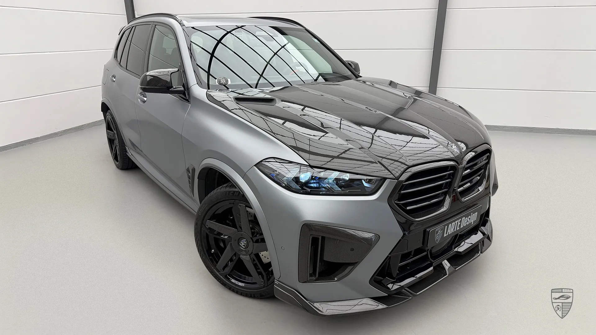 Frozen Grey BMW X5M Competition — Luxusauto mit muskulösen Kurven und aggresivem LCI‑Facelift