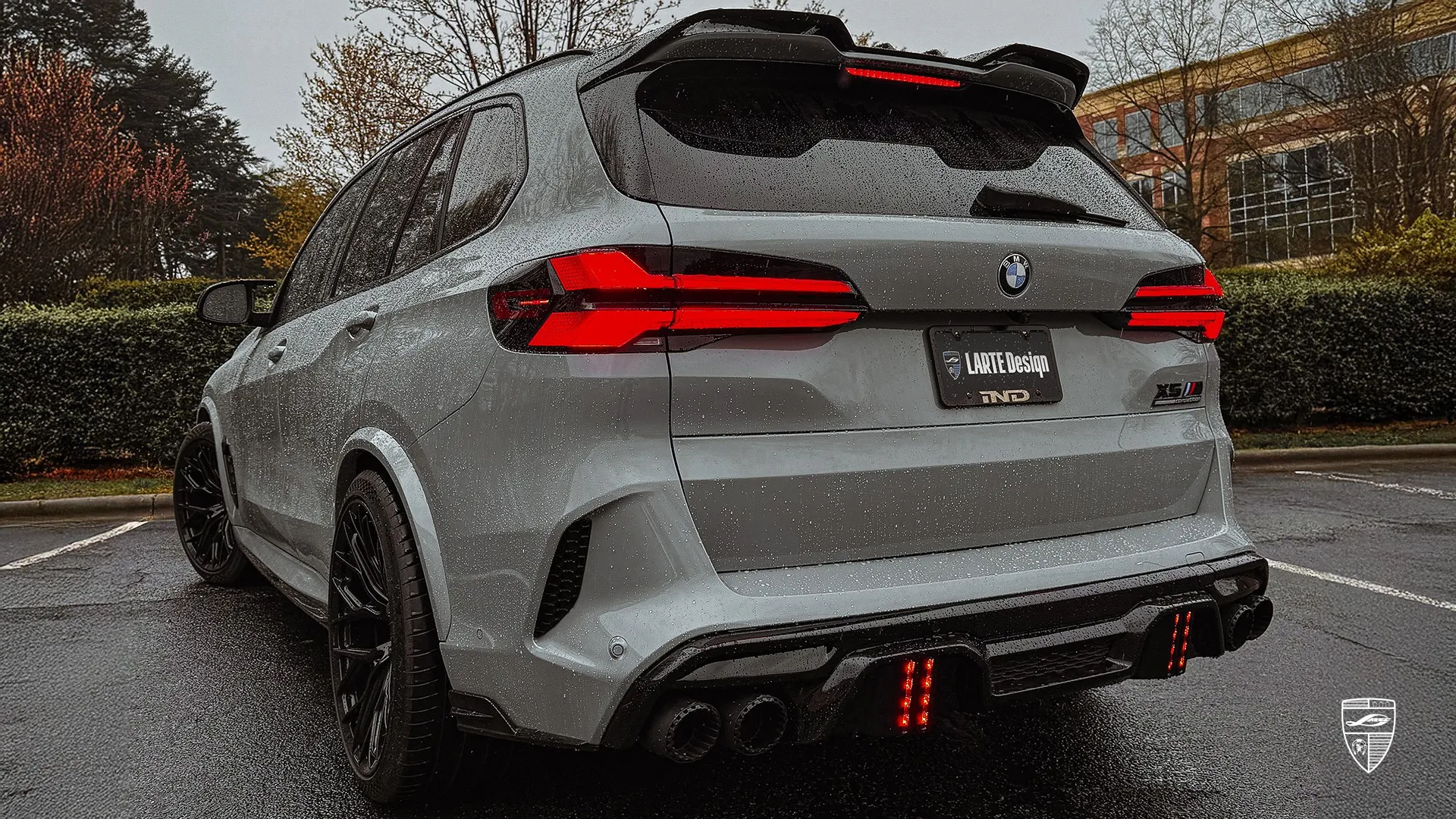 BMW X5M F95 LCI – M-SUV mit kraftvollem Crossover-Auftritt BMW X5M Competition F95 LCI – maßgeschneidertes graues SUV mit M-Power-Optik aus NC, USA