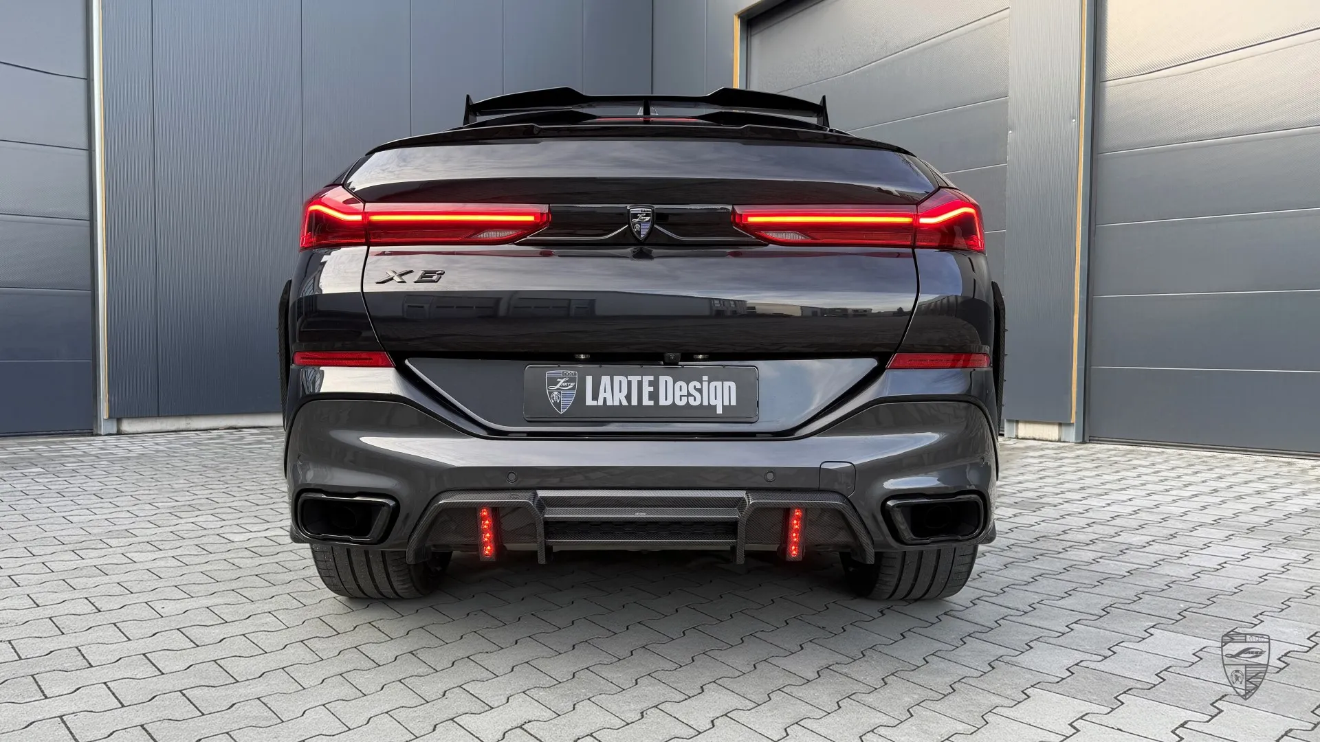 2026 BMW X6 Facelift in Schwarz mit hochwertigem Heck Styling und Bodykit Erweiterungen