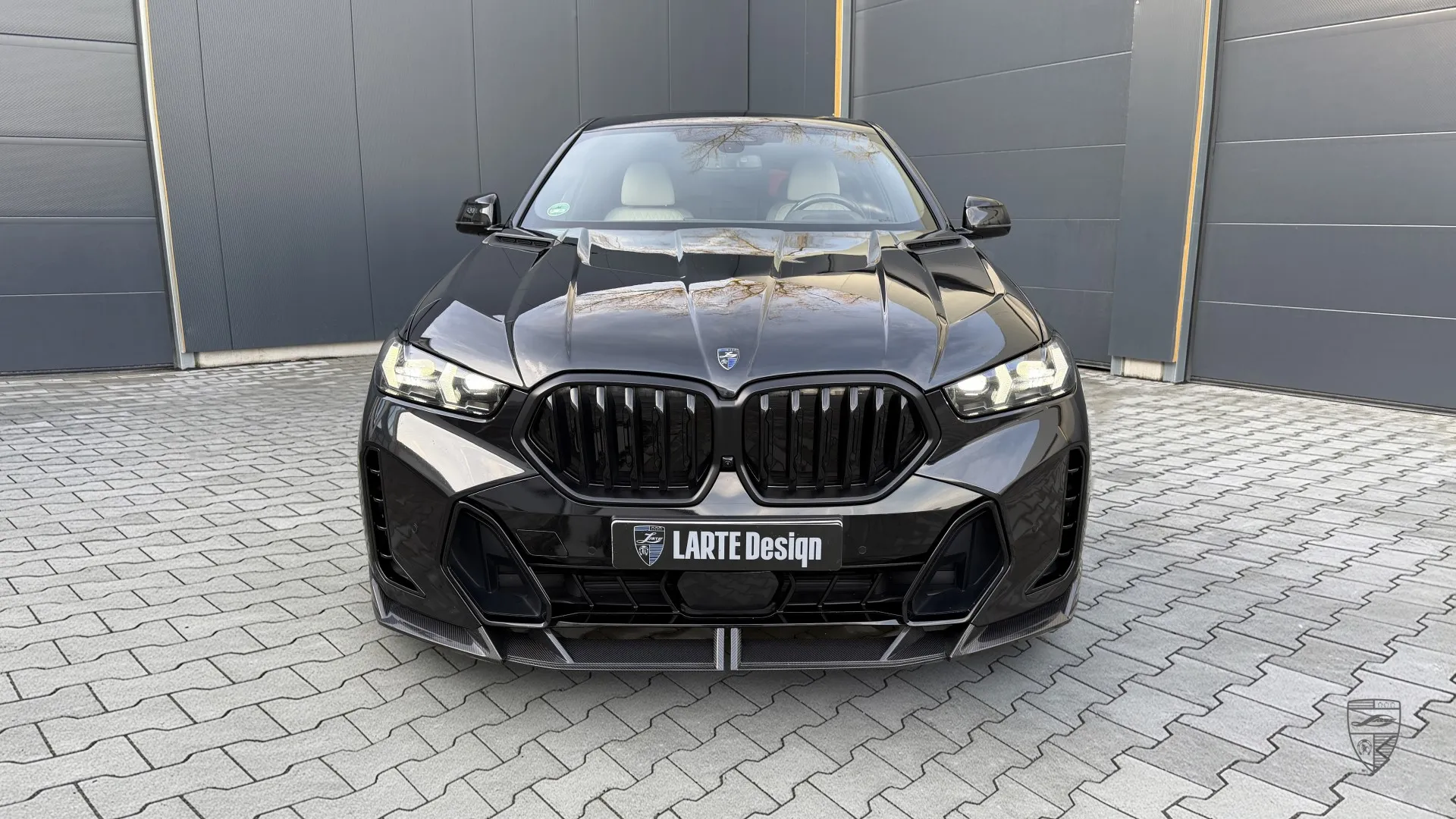 BMW X6 Facelift Frontansicht mit aggressivem Bodykit Styling und hochwertigen Exterieur Upgrades