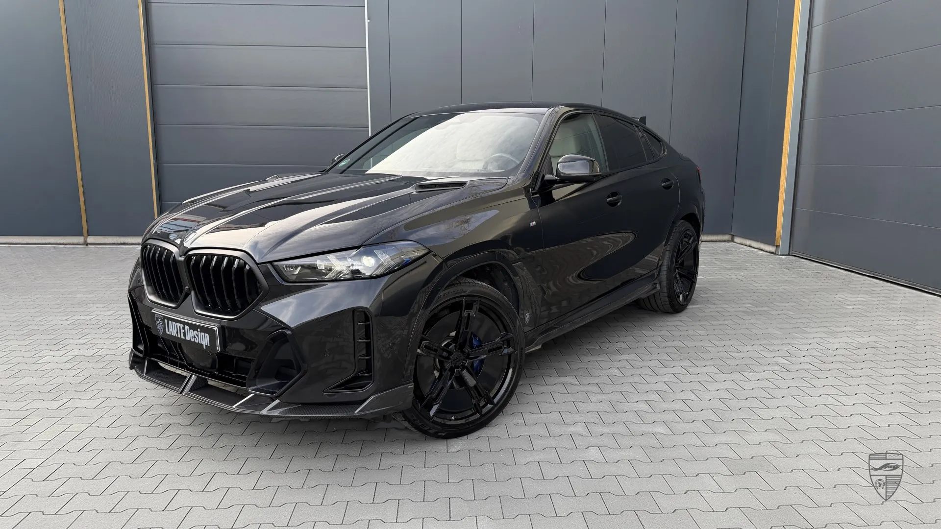 BMW X6 G06 Facelift in Schwarz mit individuellem Exterieur Styling und modernem Bodykit Design