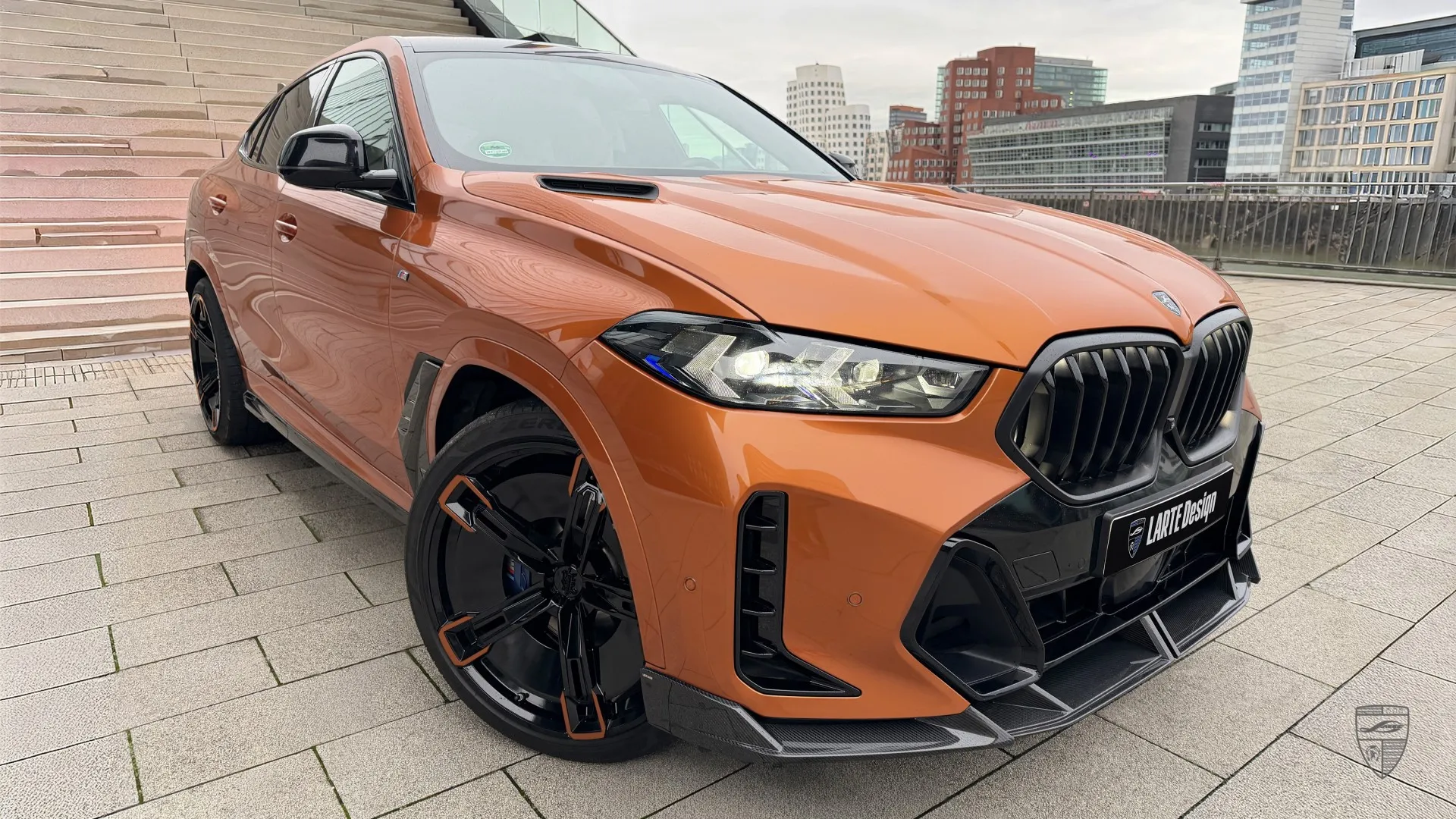 BMW X6 G06 Facelift coupe SUV with gloss black styling elements
