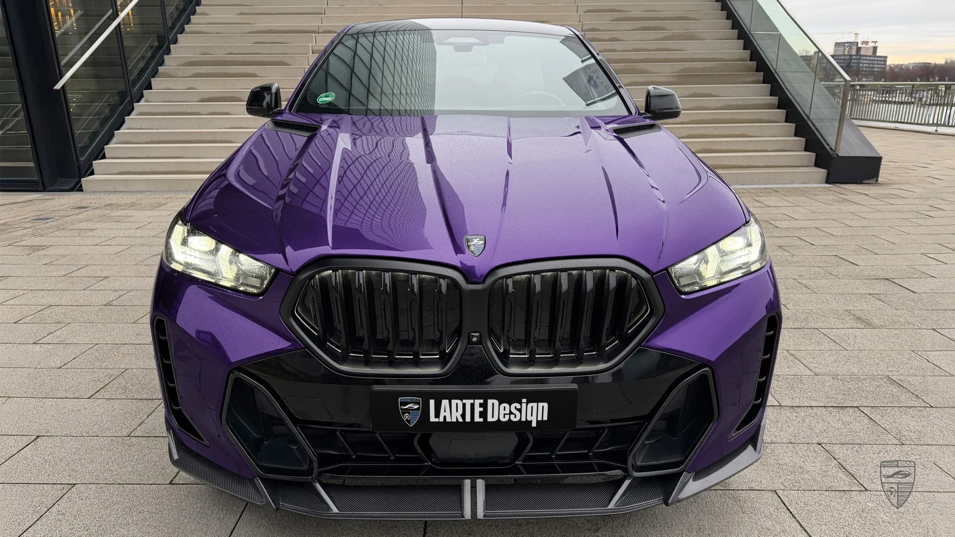 Purpurfarbener BMW X6 Facelift‑Coupé‑SUV im Freien parkend