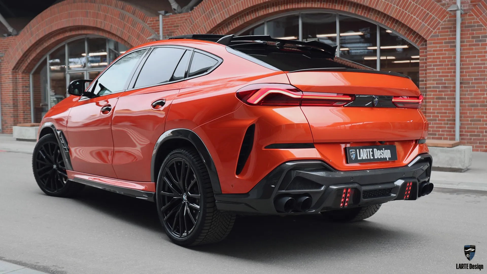 Individueller BMW X6 G06 Facelift SUV mit oranger Folierung und markanter Optik