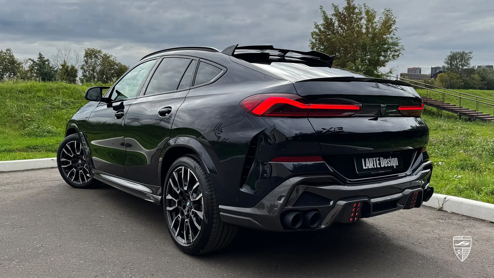 Carbon Black BMW X6 G06 M40i with Track-Inspired Kit Carbon Black BMW X6 G06 M40i — track-inspired SUV with custom styling and sporty upgrades