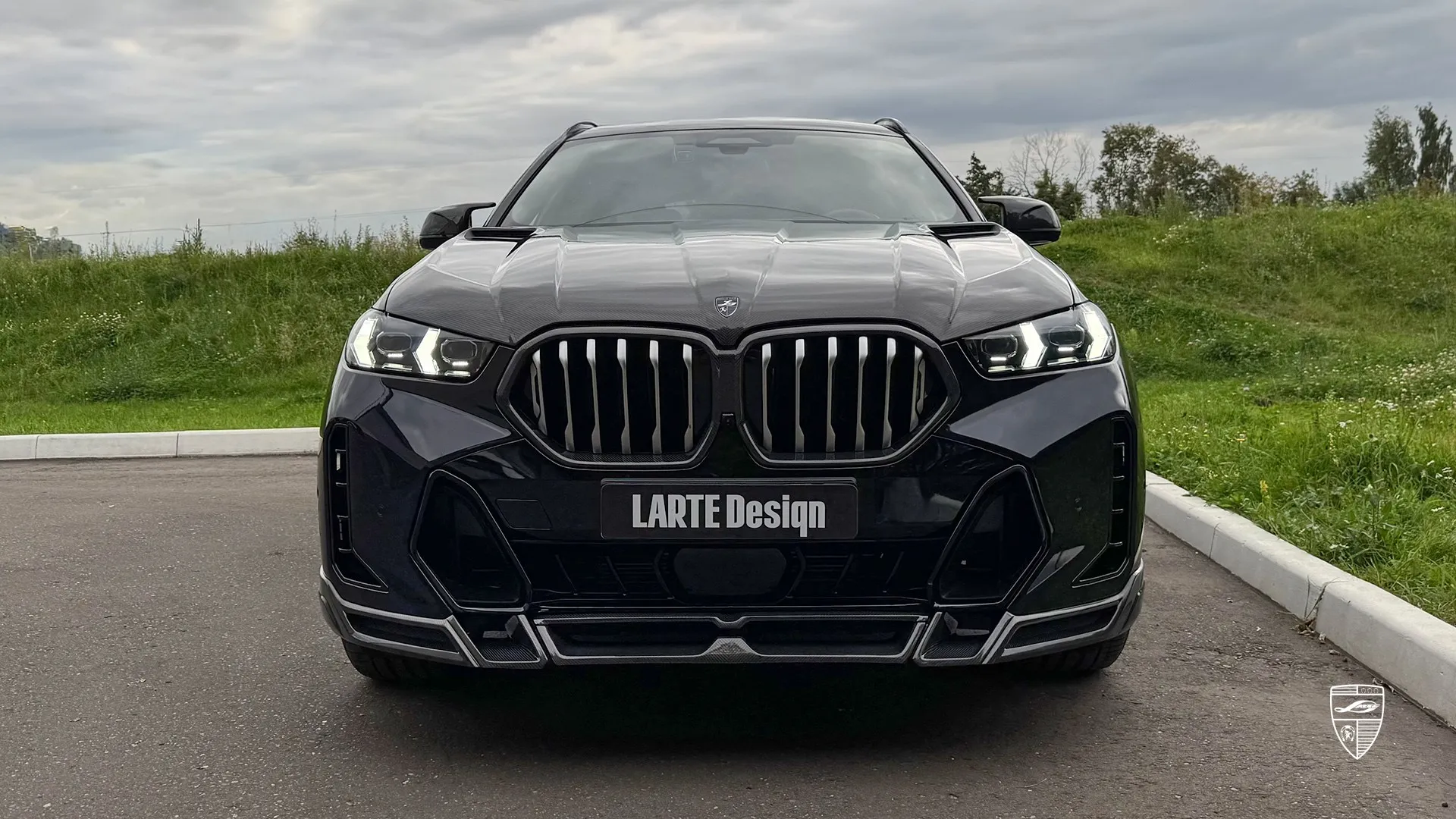 Custom BMW X6 G06 M40i Facelift SUV in Carbon Black BMW X6 G06 M40i in Carbon Black — luxury SUV with aggressive appearance package from Bucharest