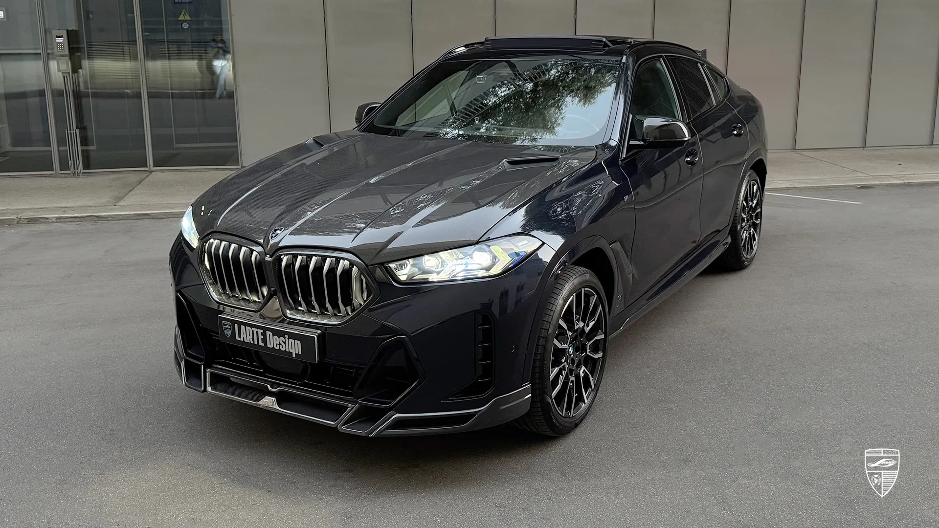 Facelifted BMW X6 G06 M40i with Bold Front Splitter 2026 BMW X6 G06 LCI X-Drive M40i — Carbon Black SUV with bold front splitter and brutal look