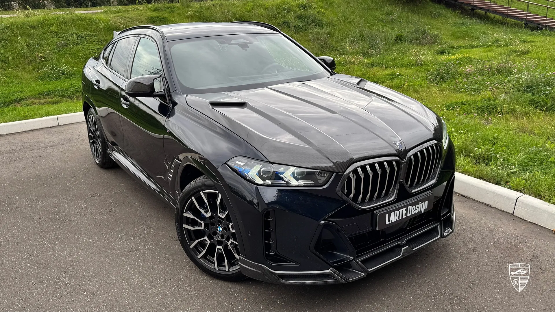 Carbon Black BMW X6 G06 M40i with Sculpted Styling Carbon Black BMW X6 G06 Facelift LCI M40i with bold upgrade and sculpted surfaces