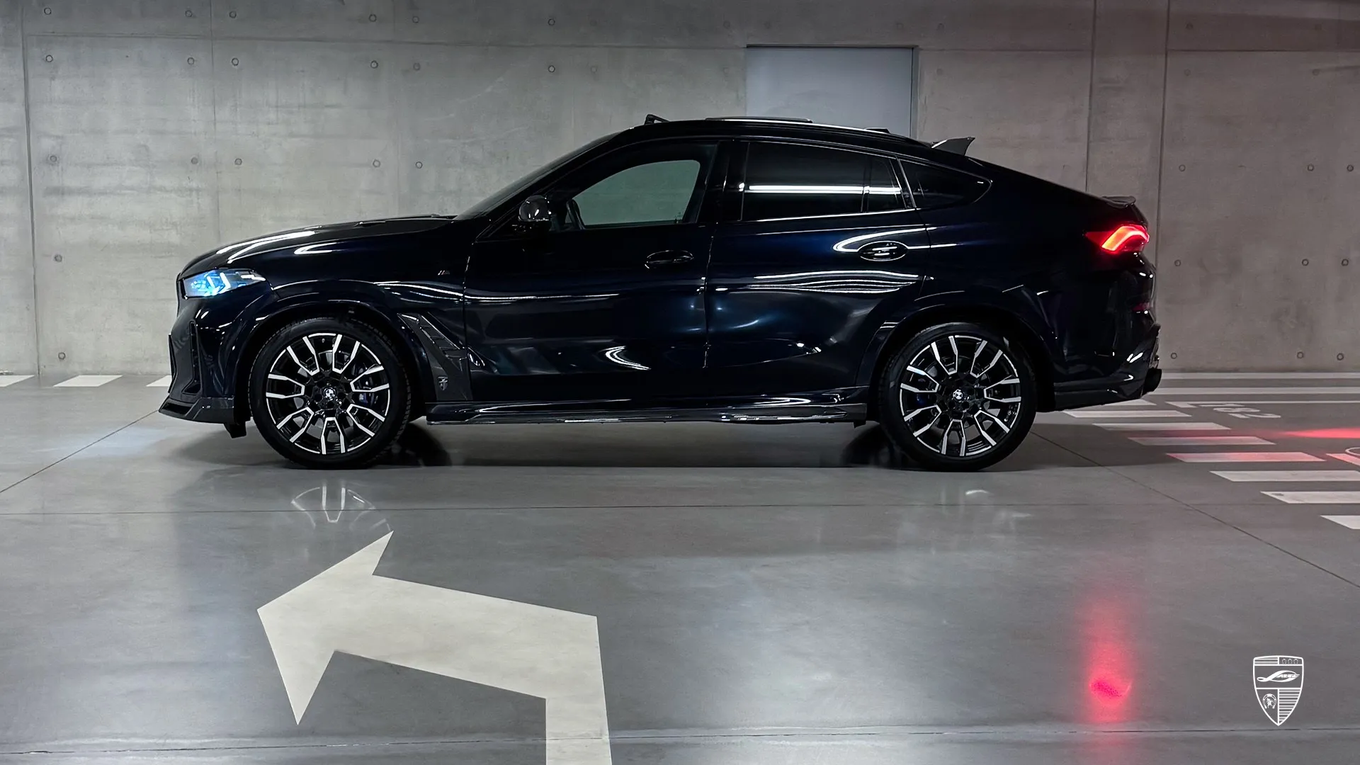 Custom Carbon Black BMW X6 M40i — sporty looking car with collector’s edition appearance