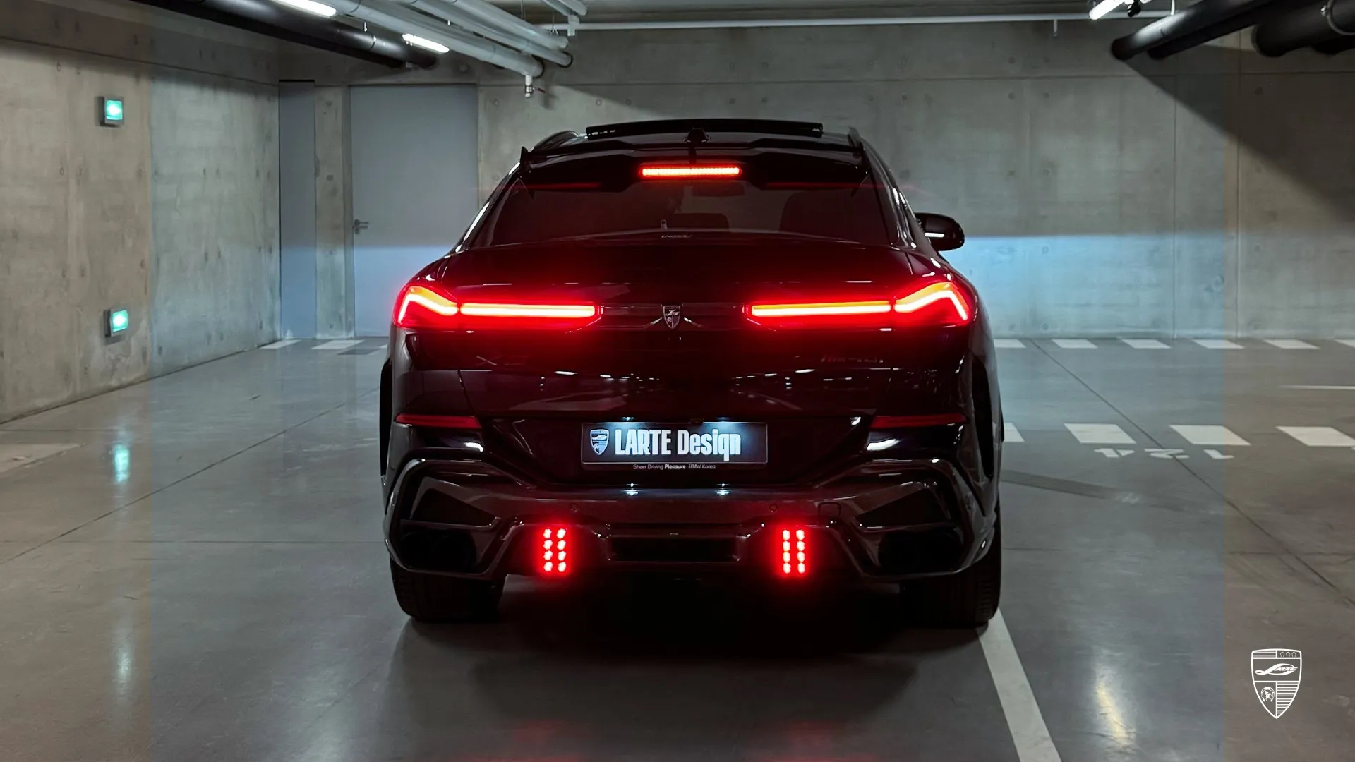 BMW X6 G06 Facelift X-Drive M40i in Carbon Black with upscale upgrade and aggressive design