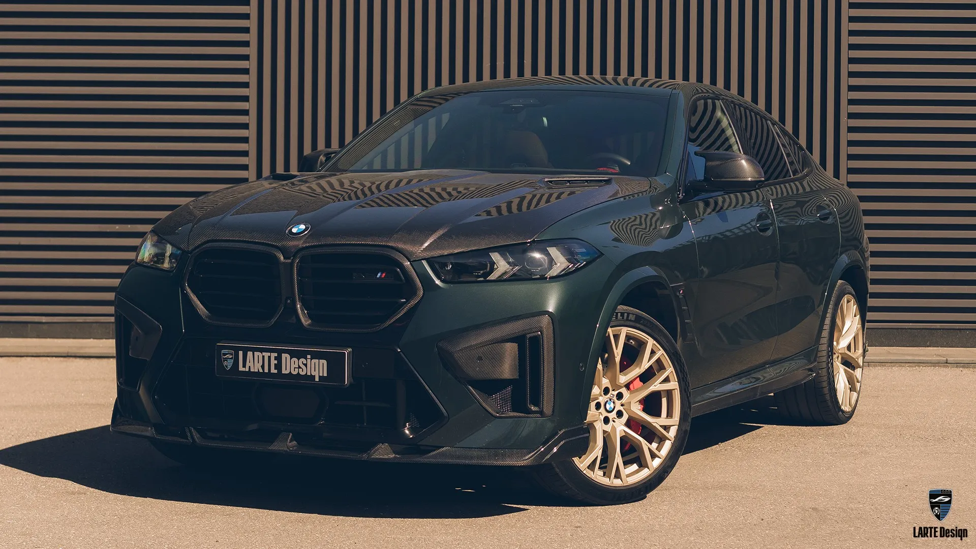 BMW X6M F96 LCI – High-Impact-SUV in Malachitgrün BMW X6M F96 LCI mit High-Impact – Malachitgrüner SUV mit aggressivem Luxus-Styling