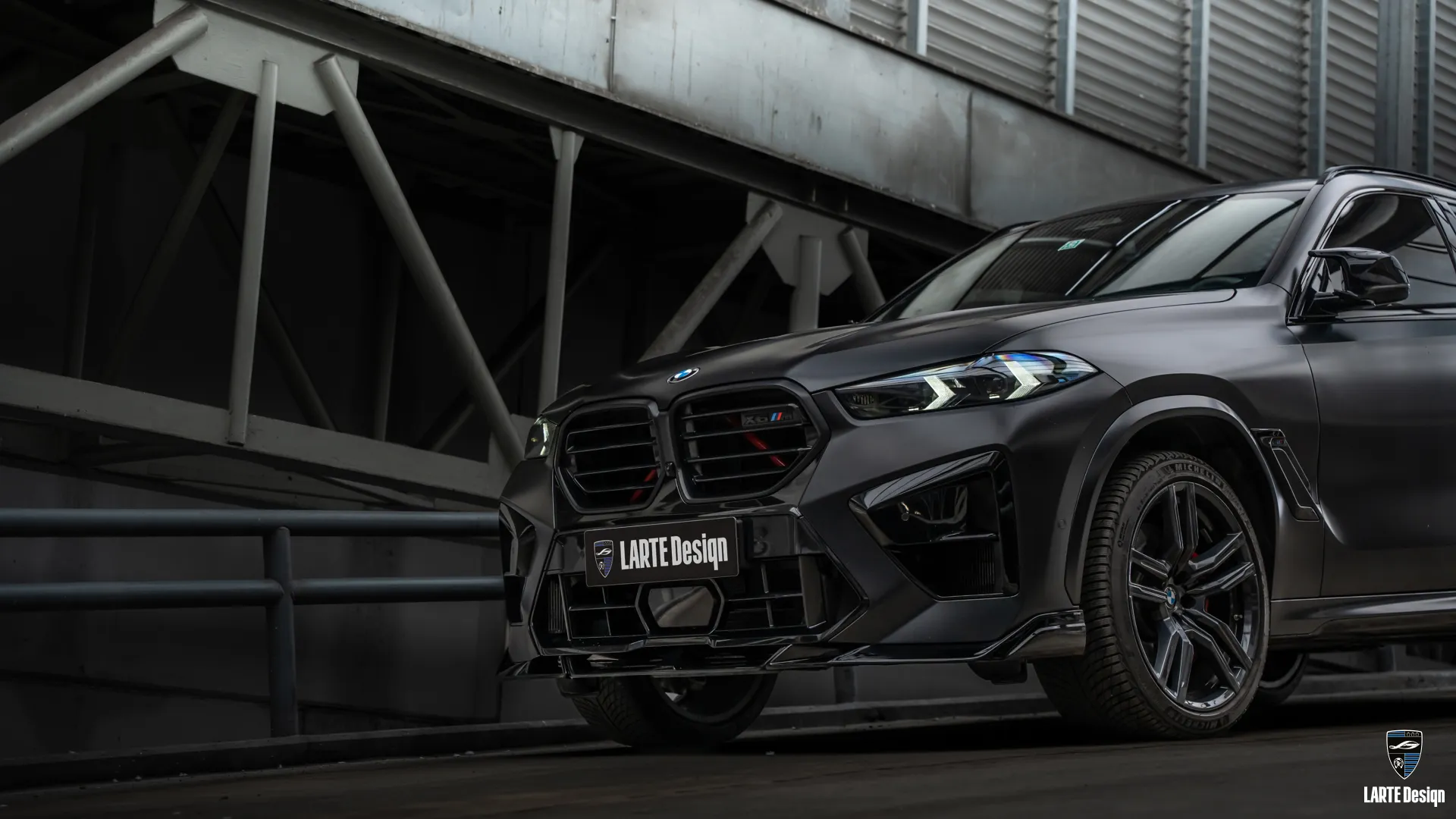 Seitenansicht des BMW X6M F96 LCI mit Bodykit Seitenansicht des BMW X6M Competition F96 LCI III Facelift Luxus-SUV mit Bodykit