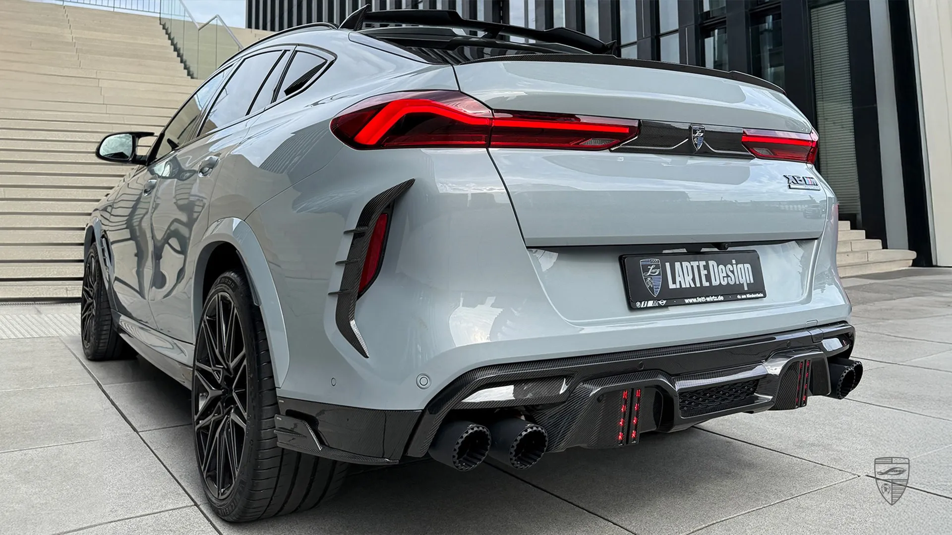 BMW X6M Competition F96 LCI Brooklyn Grey BMW X6M Competition F96 LCI Brooklyn Grey mit Custom-Appearance-Paket aus Düsseldorf