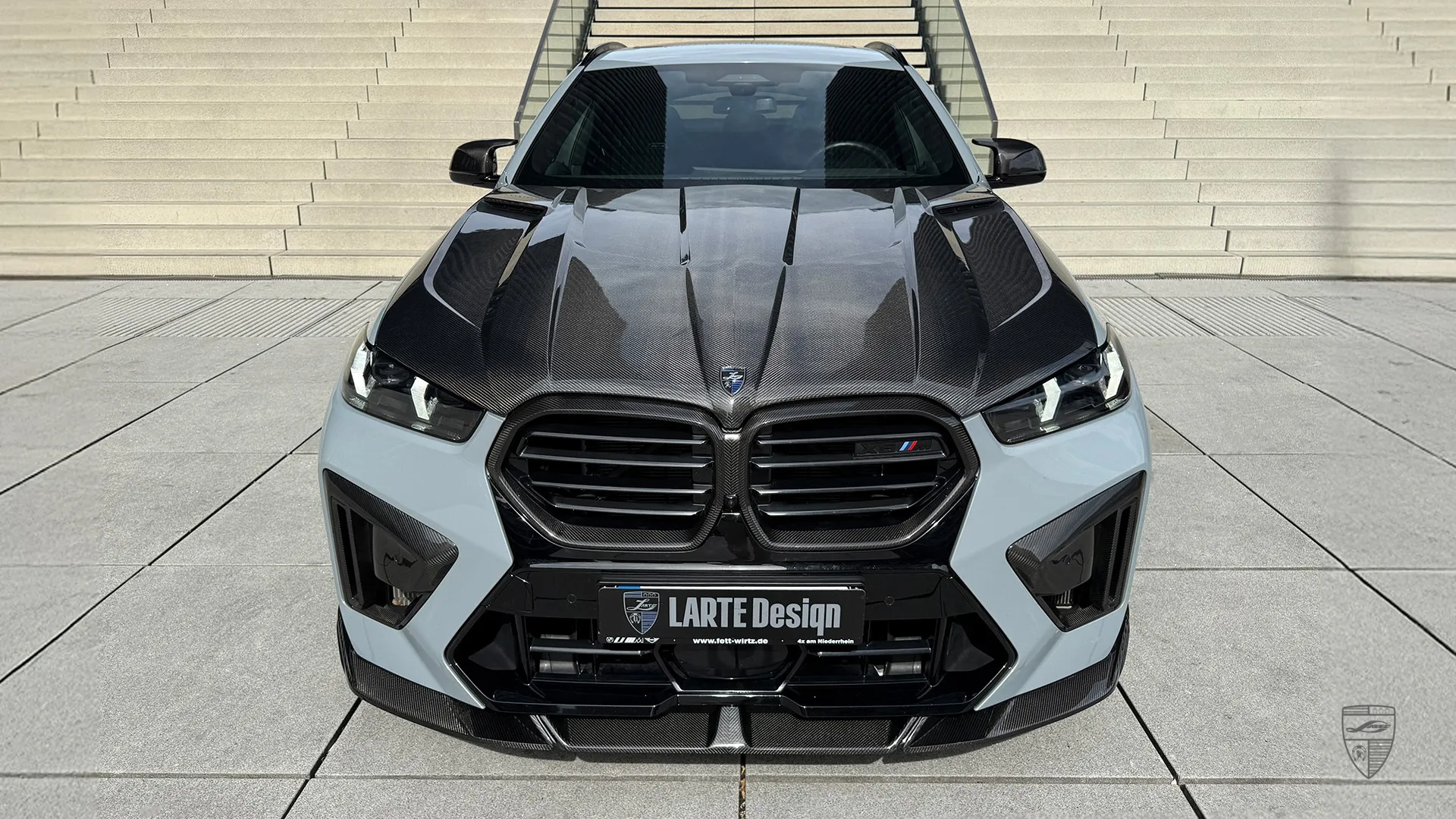 BMW X6M Facelift — Luxus-SUV mit Carbon-Karosserie BMW X6M F96 Facelift in Brooklyn Grey mit Carbon-Kit und High-Performance-Upgrade