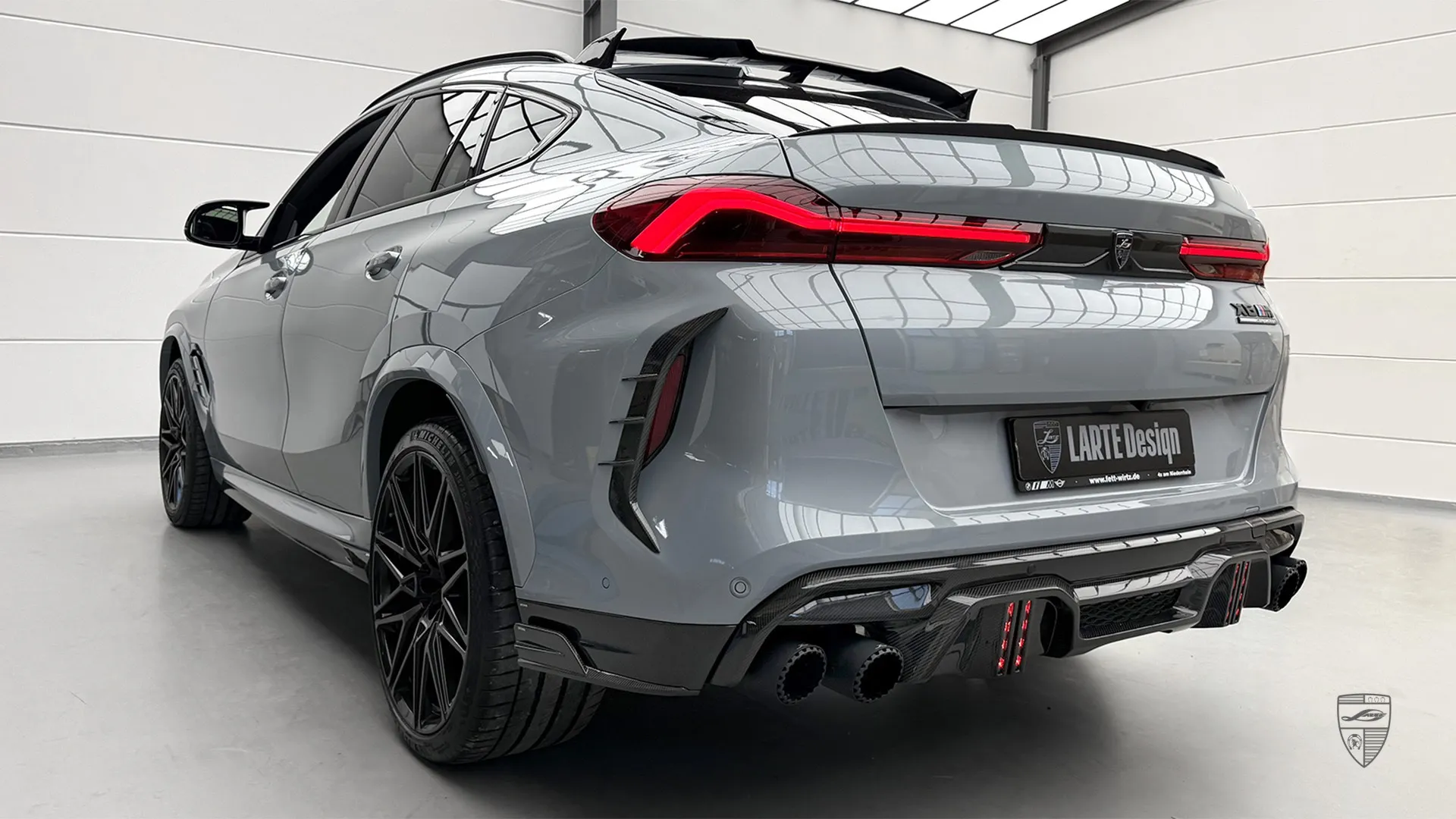 BMW X6M F96 — Sports Activity mit Motorsport-Optik BMW X6M Competition F96 Brooklyn Grey — Sports Activity Coupé mit brutalem Motorsport-Look