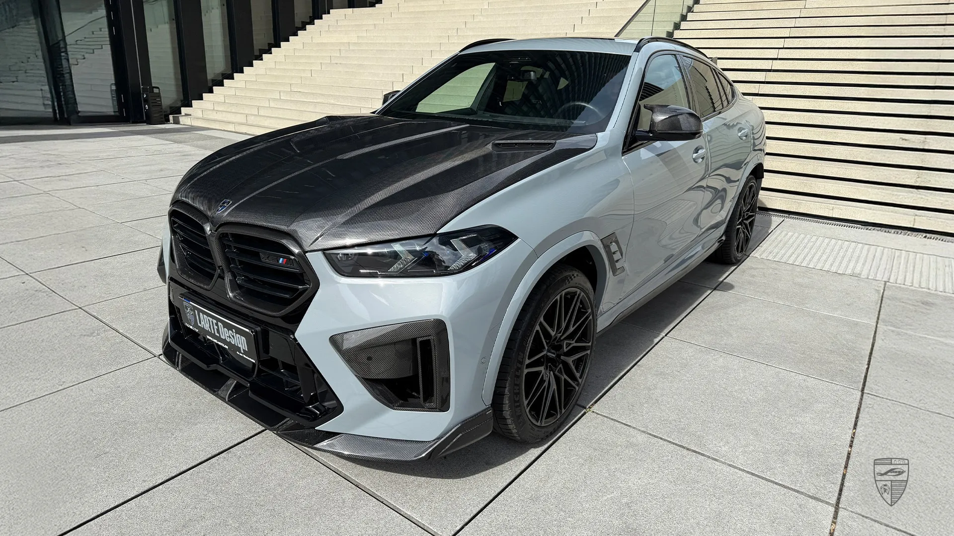 BMW X6M LCI — Track-inspiriertes Brooklyn-Grey-SUV 2026 BMW X6M Competition LCI Brooklyn Grey mit athletischem Track-inspiriertem Design