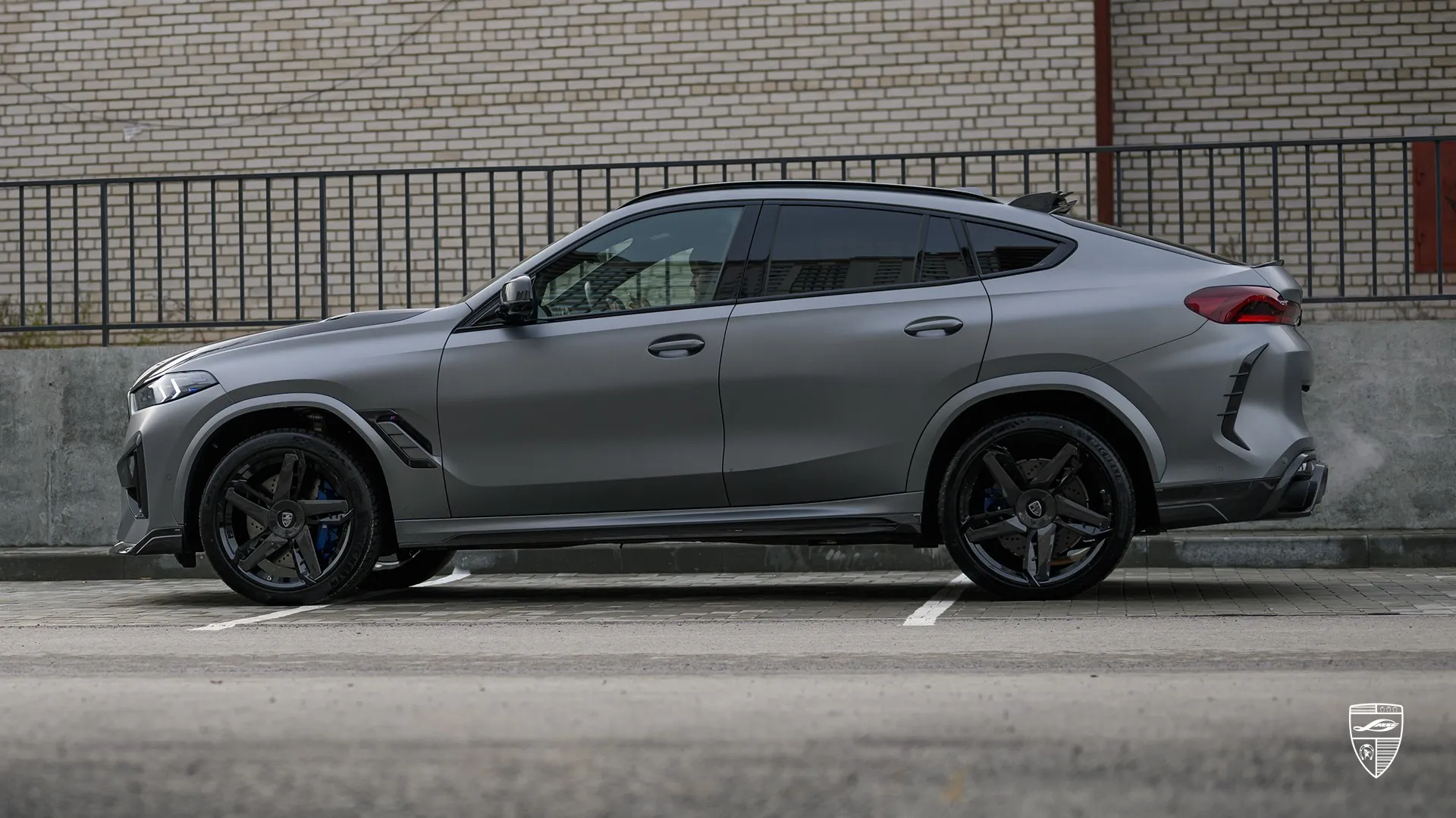 BMW X6M Competition Facelift — Frozen Grey SUV from Warszawa with brutal yet elegant tuning package