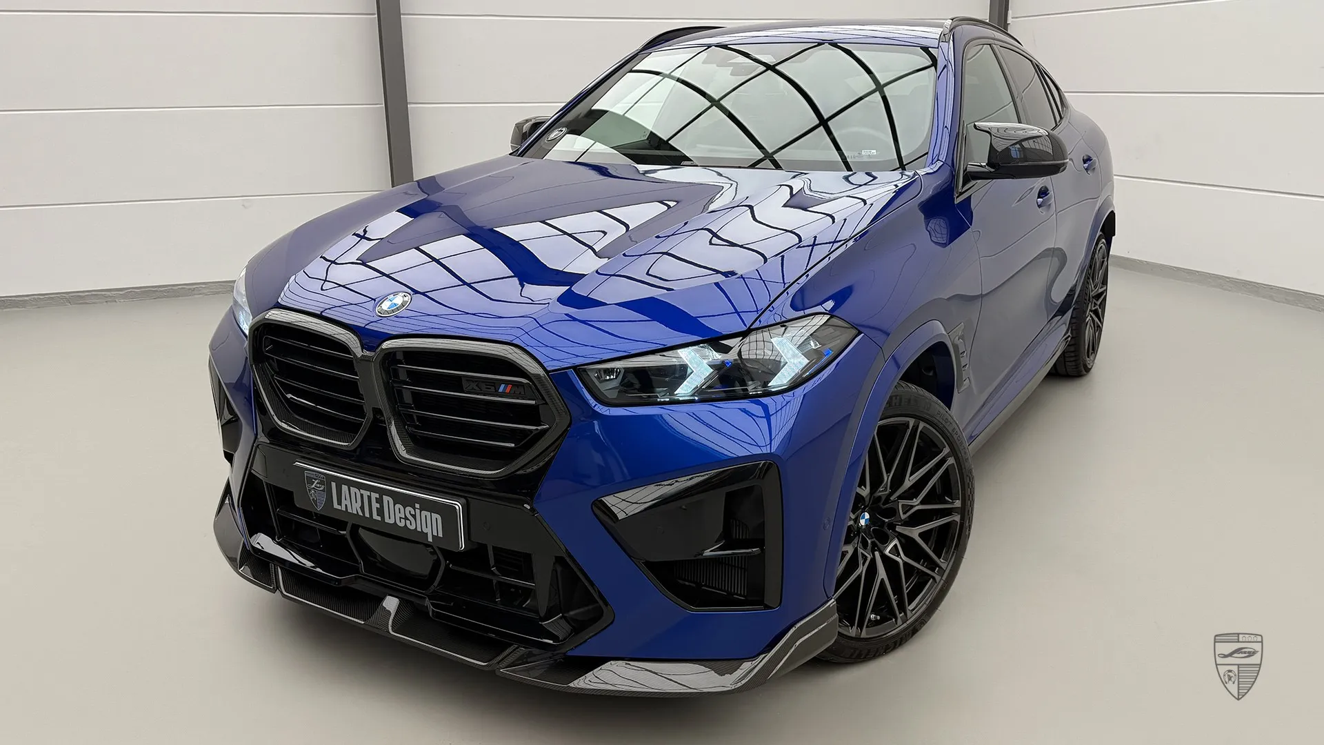BMW X6M F96 Facelift LCI from Düsseldorf in Marina Blue Bay with aerodynamic carbon front splitter