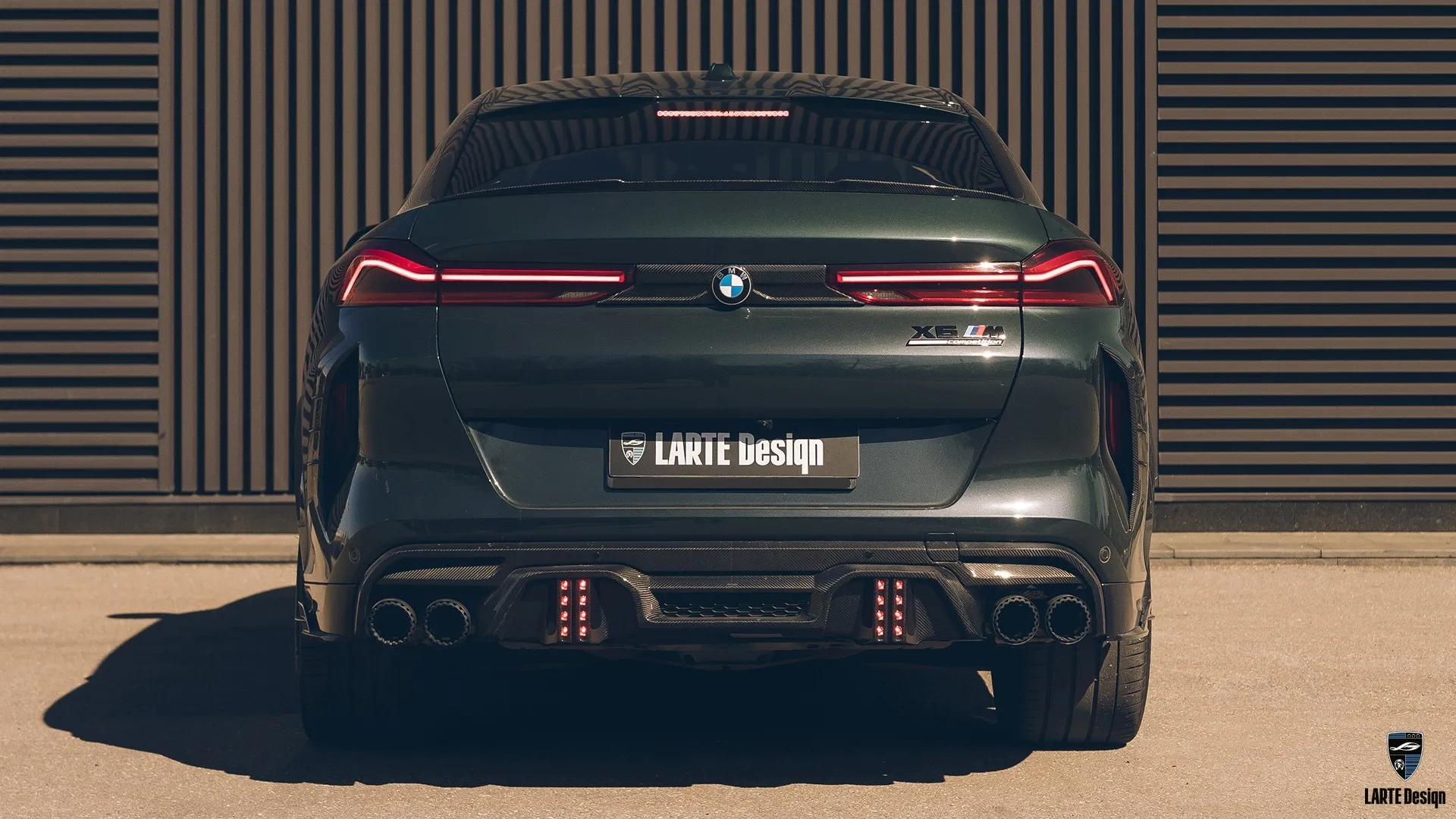 Maßgeschneiderter BMW X6M F96 – sportlicher SUV Maßgeschneiderter BMW X6M F96 in Malachitgrün – sportlicher SUV mit High-End-Upgrade