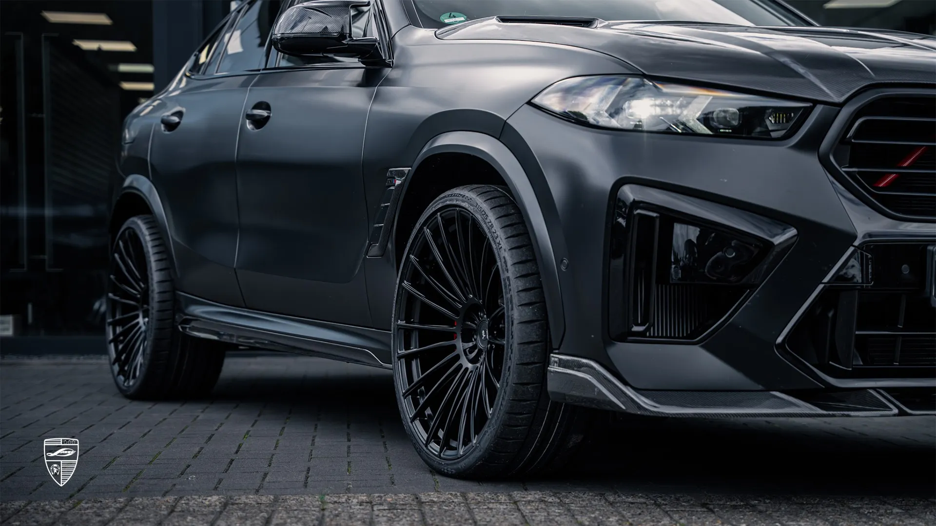 BMW X6M F96 LCI Facelift 2026 — Sapphire Black sportliches Auto mit adrenalingetriebenem Design