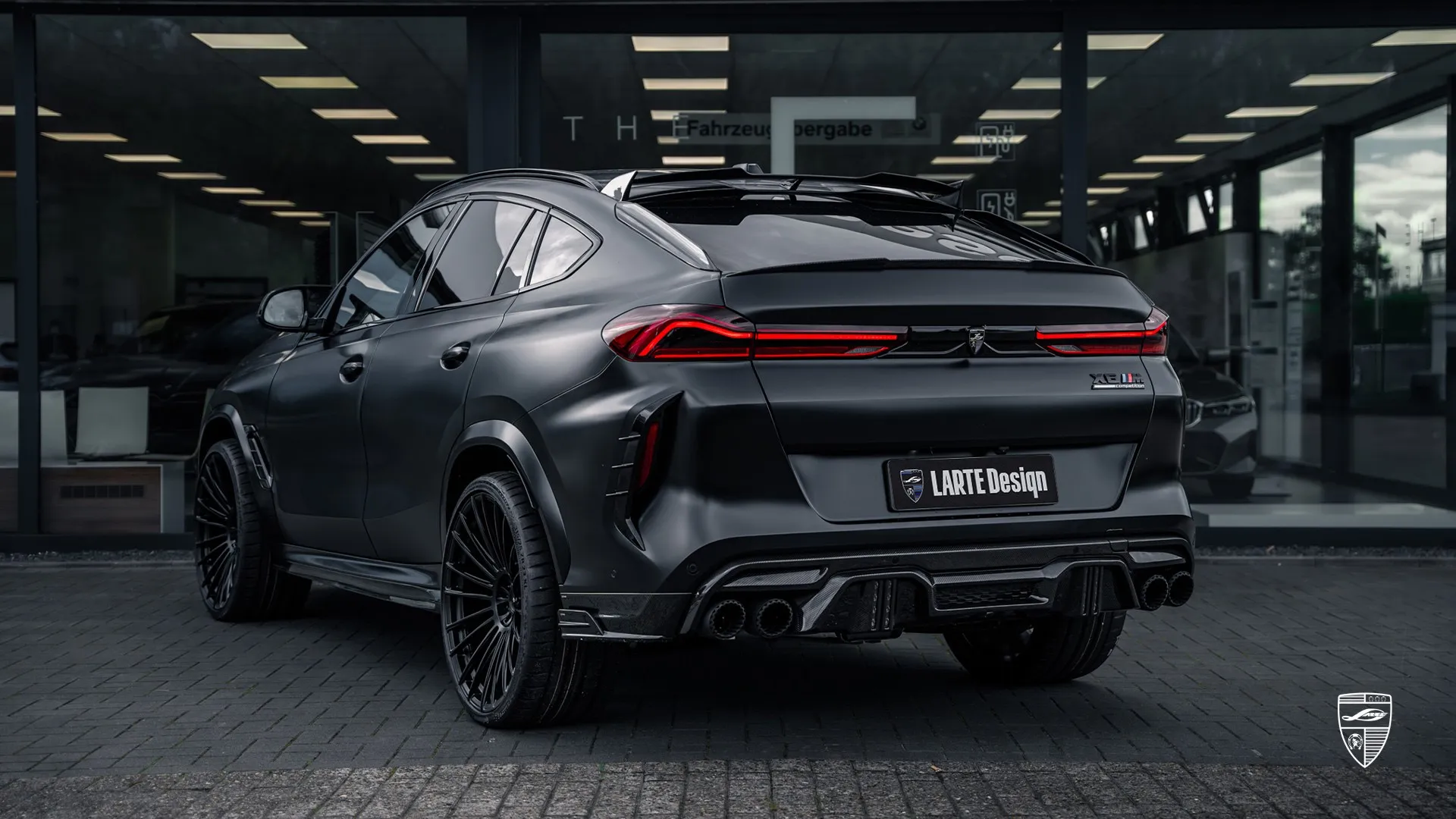 BMW X6M in Sapphire Black: aggresiver Luxusauto mit Renn‑Look aus Wilhelmshaven