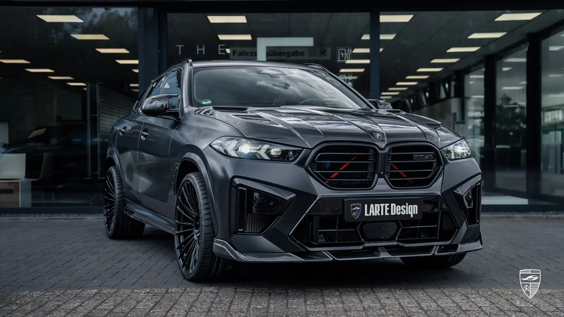 BMW X6M Facelift: Sapphire Black SUV zeigt Luxus + Aggression in individueller Aufwertung