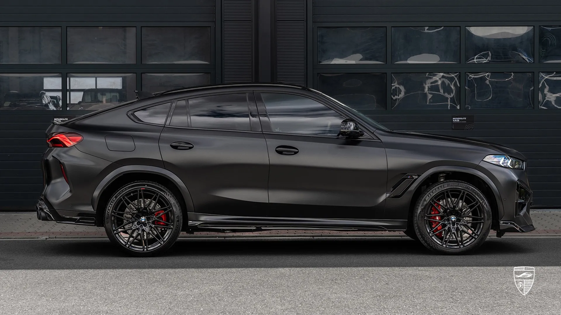 BMW X6M Facelift – schwarzes SUV mit individuell abgestimmtem aggressivem Look