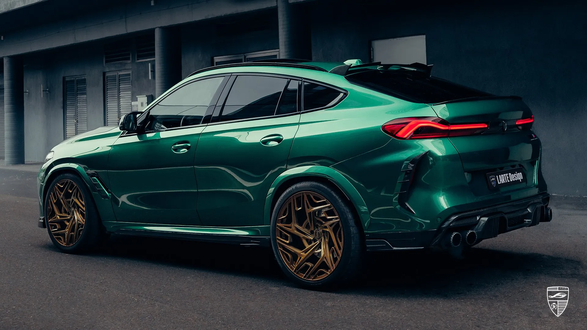 Custom X6M Facelift – Aggressives Styling-Paket Custom X6M Competition LCI aus Bukarest – Isle of Man Green mit aggressivem Designpaket