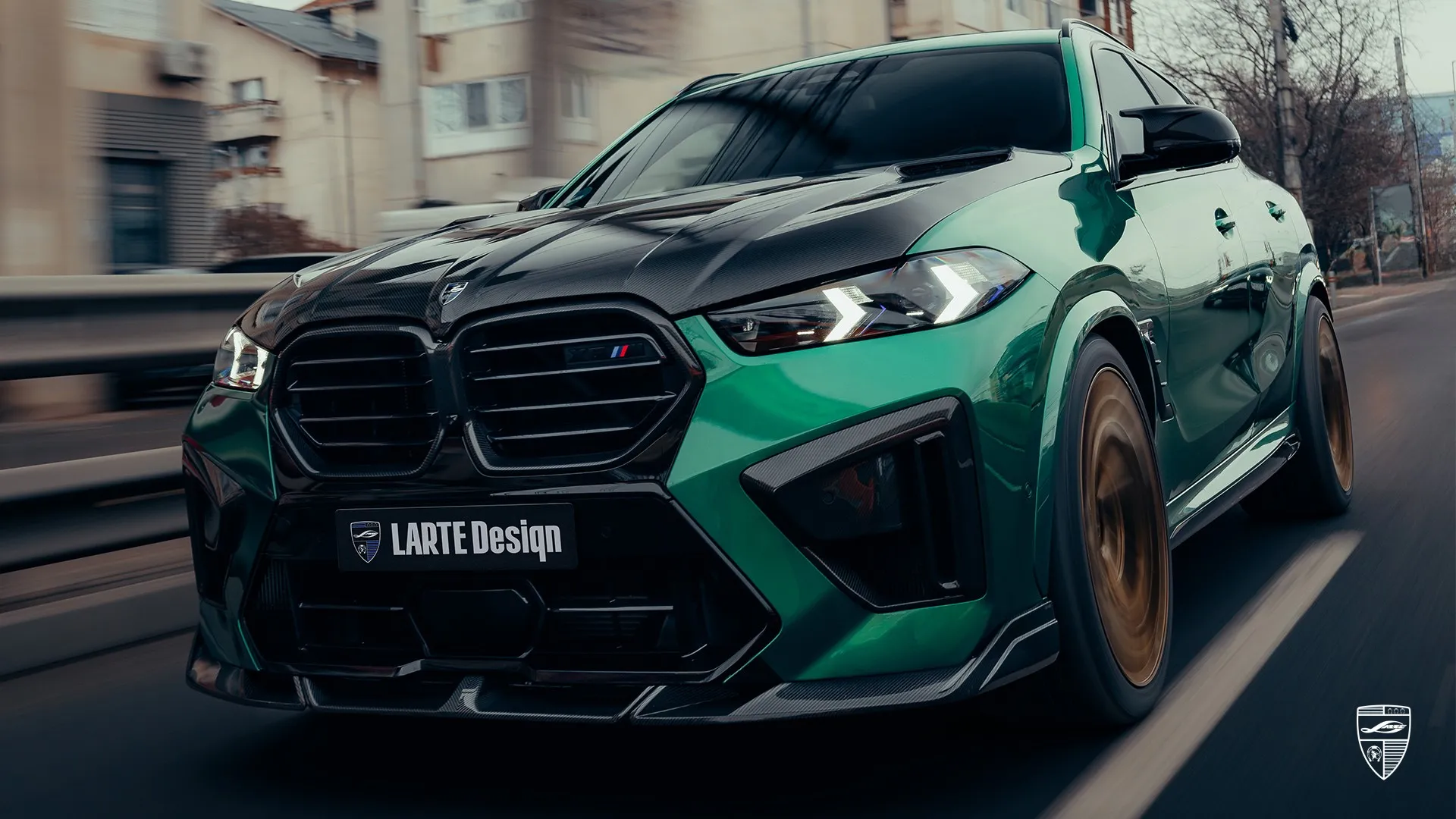 X6M Facelift – Dominante Front in Isle of Man Green 2025 BMW X6M Competition Facelift – grüner Custom-SUV mit dominanter Front und Styling