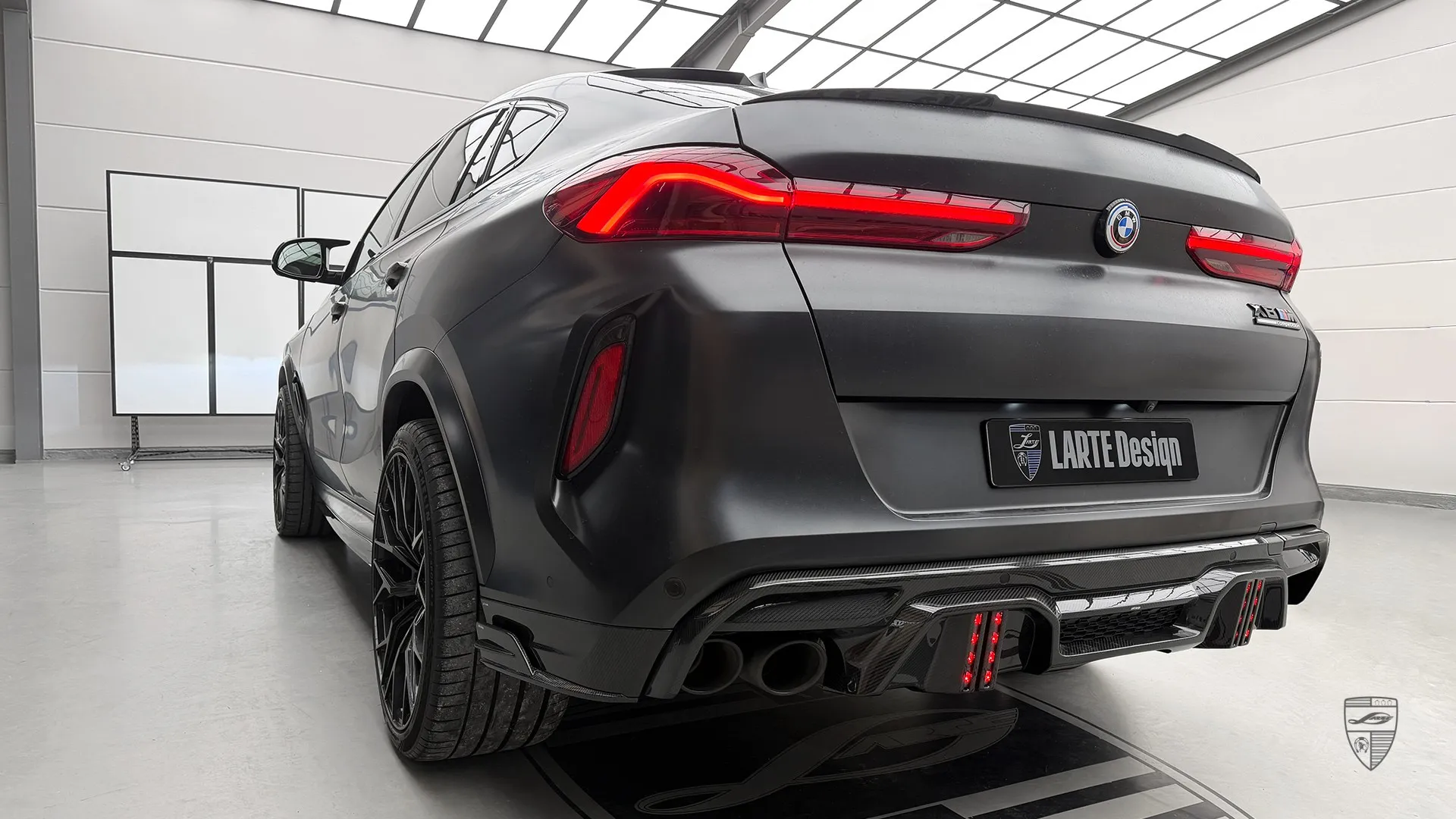 BMW X6M Competition F96 in Sapphirschwarz — limitierte Edition mit Carbon‑Außenmodifikationen.