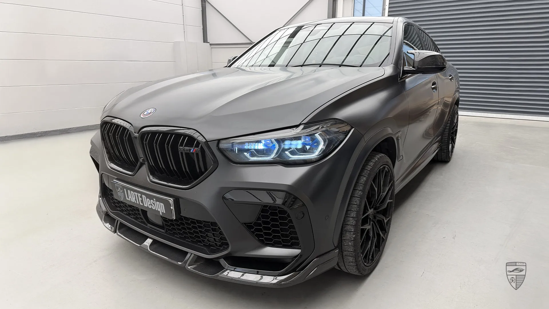 BMW X6M F96 gefertigt in Sapphirschwarz 2023: Signatur‑Serie mit einzigartigem Tuning‑Kit.