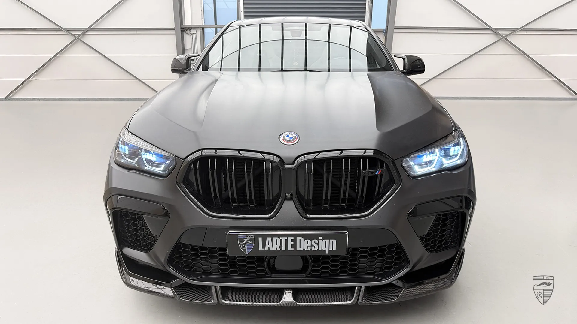 Maßgeschneiderter BMW X6M F96 in Sapphirschwarz aus Düsseldorf — Hochleistungs‑Carbon‑Facelift.