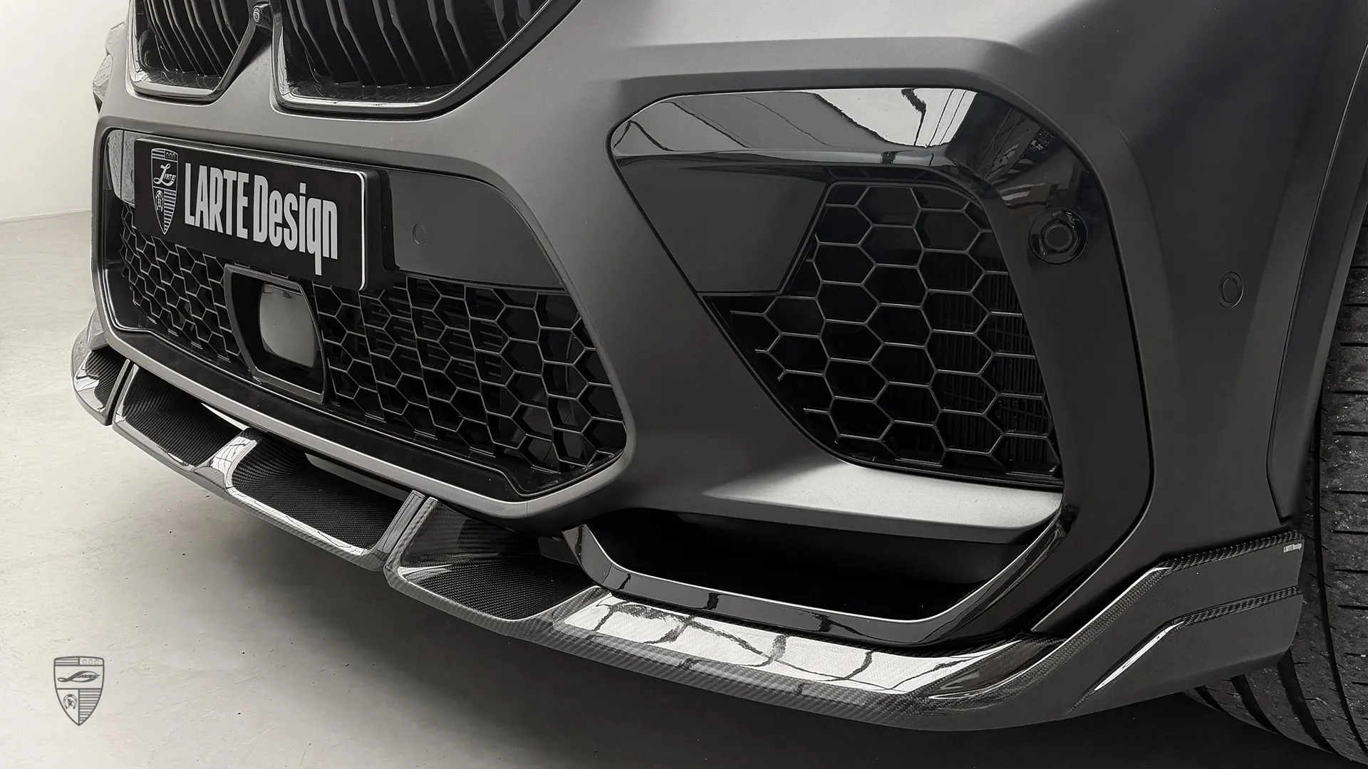 Sammleredition BMW X6M Competition F96 — Sapphirschwarz mit modernem Carbon‑Paket.