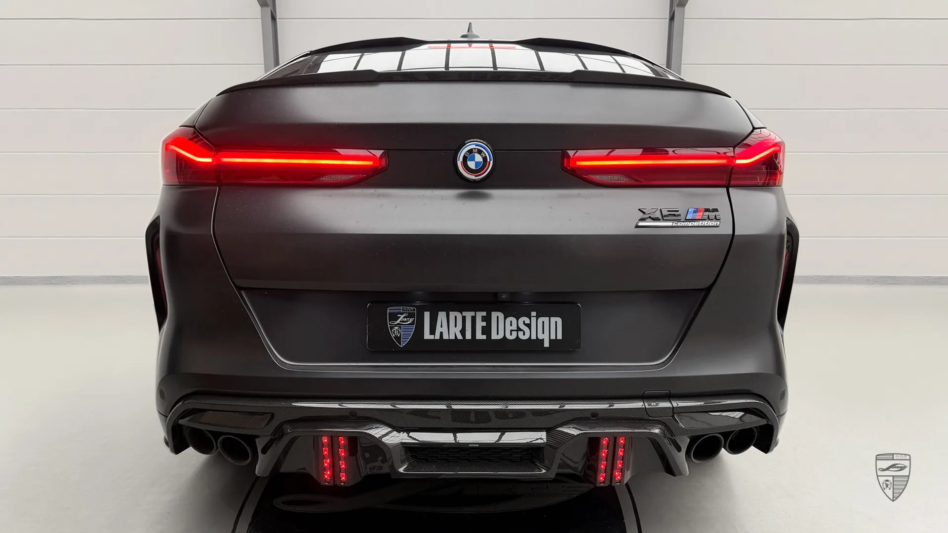 BMW X6M Competition F96 in Sapphirschwarz: VIP‑Luxus‑SUV mit maßgeschneidertem Erscheinungspaket.