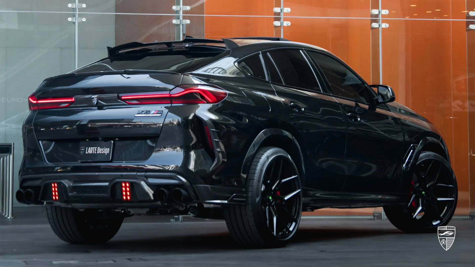 Graphitgrauer BMW X6M F96 mit Carbon-Styling Graphitgrauer BMW X6M Competition F96 – SUV mit Carbon-Upgrade und aggressivem Design
