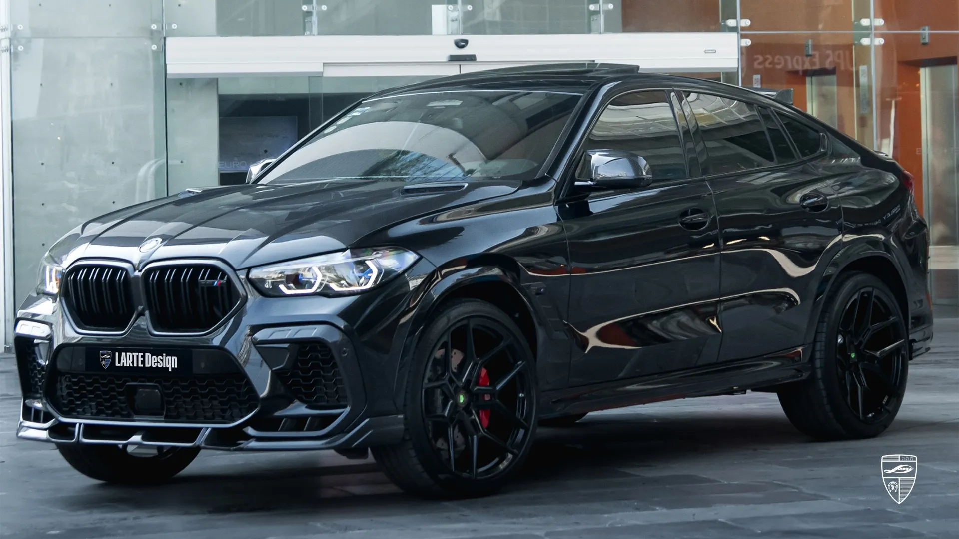 Promi-BMW X6M in Graphitgrau mit Carbon-Karosse Promi-BMW X6M Competition aus Riga – Graphitgrauer SUV mit High-End-Carbon-Kit