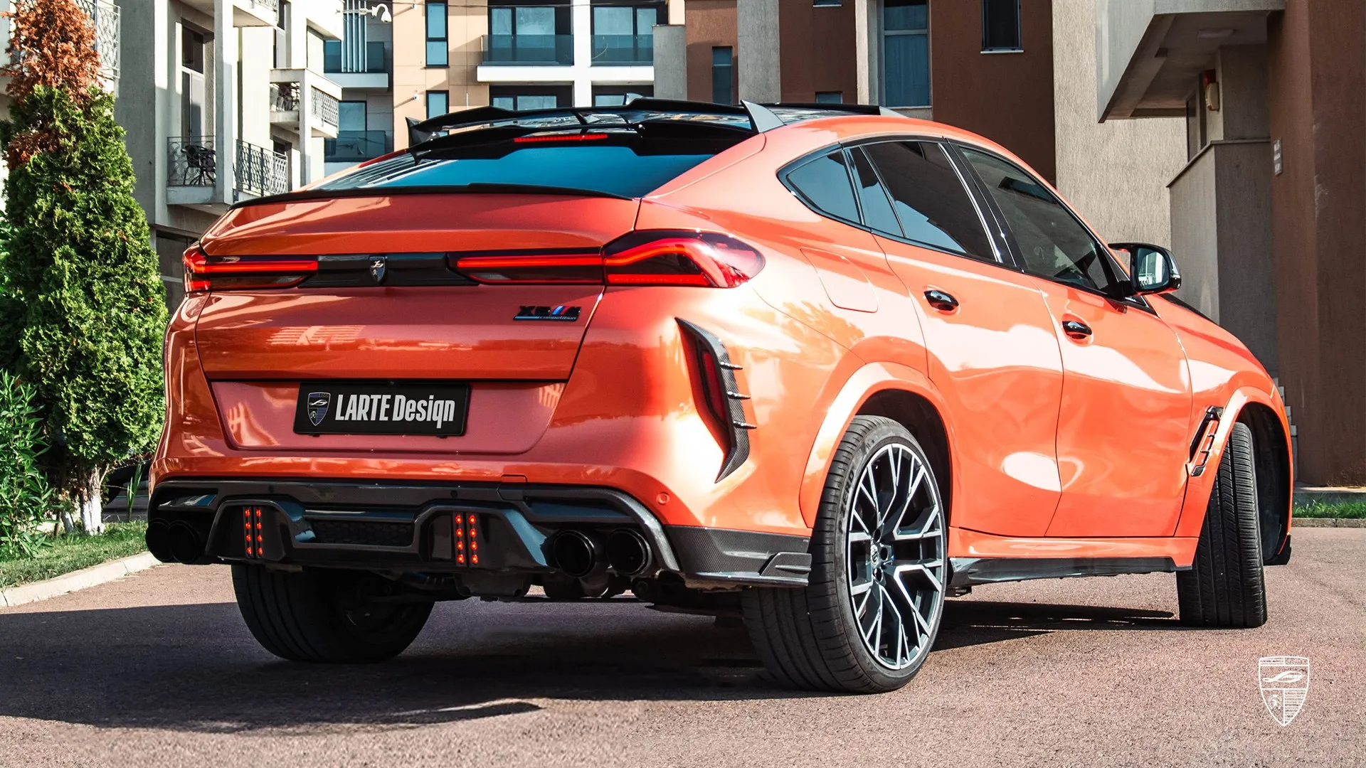 Orangefarbener BMW X6M F96 – maßgeschneidertes SUV mit brutalem Look