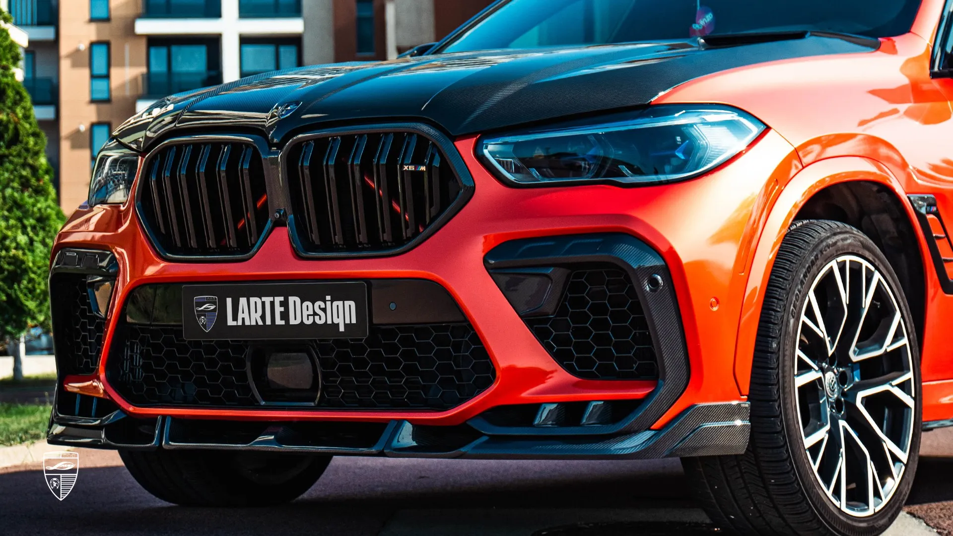 Sammleredition BMW X6M F96 aus Bukarest – orangenes SUV mit sportlich-brutaler Optik