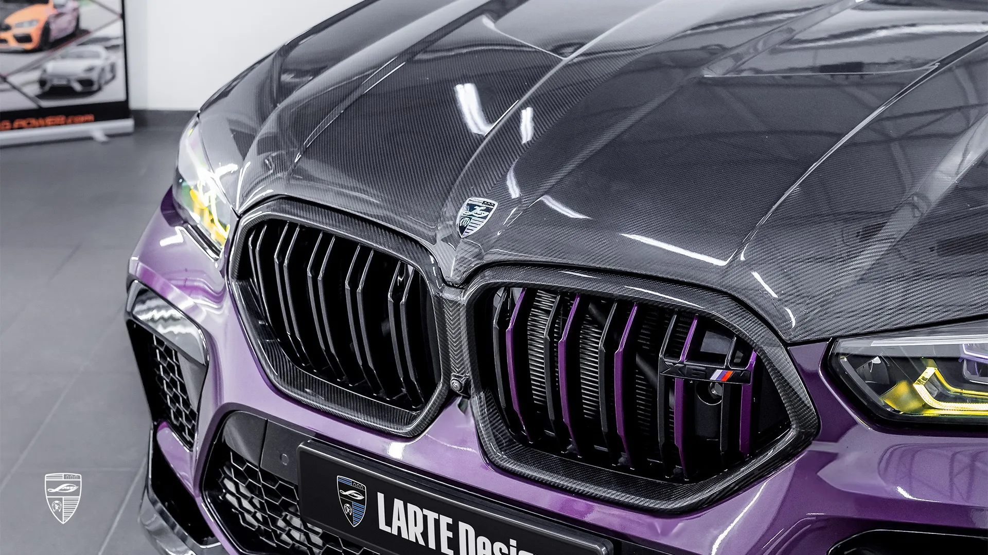 BMW X6M Competition in Violet — VIP‑Edition mit personalisiertem Erscheinungsbild und Carbon‑Flair
