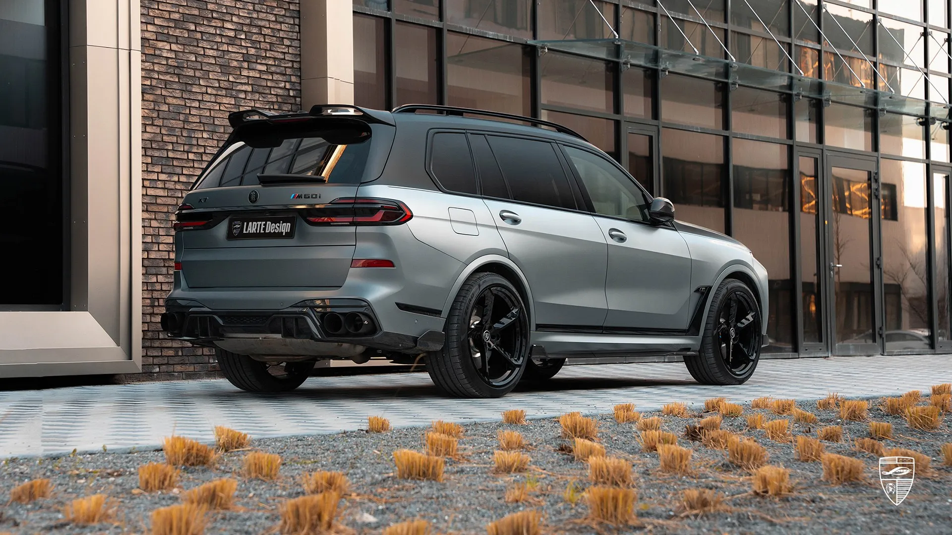 BMW X7 Facelift in Mattgrau mit Exterieur Upgrades und Zubehör