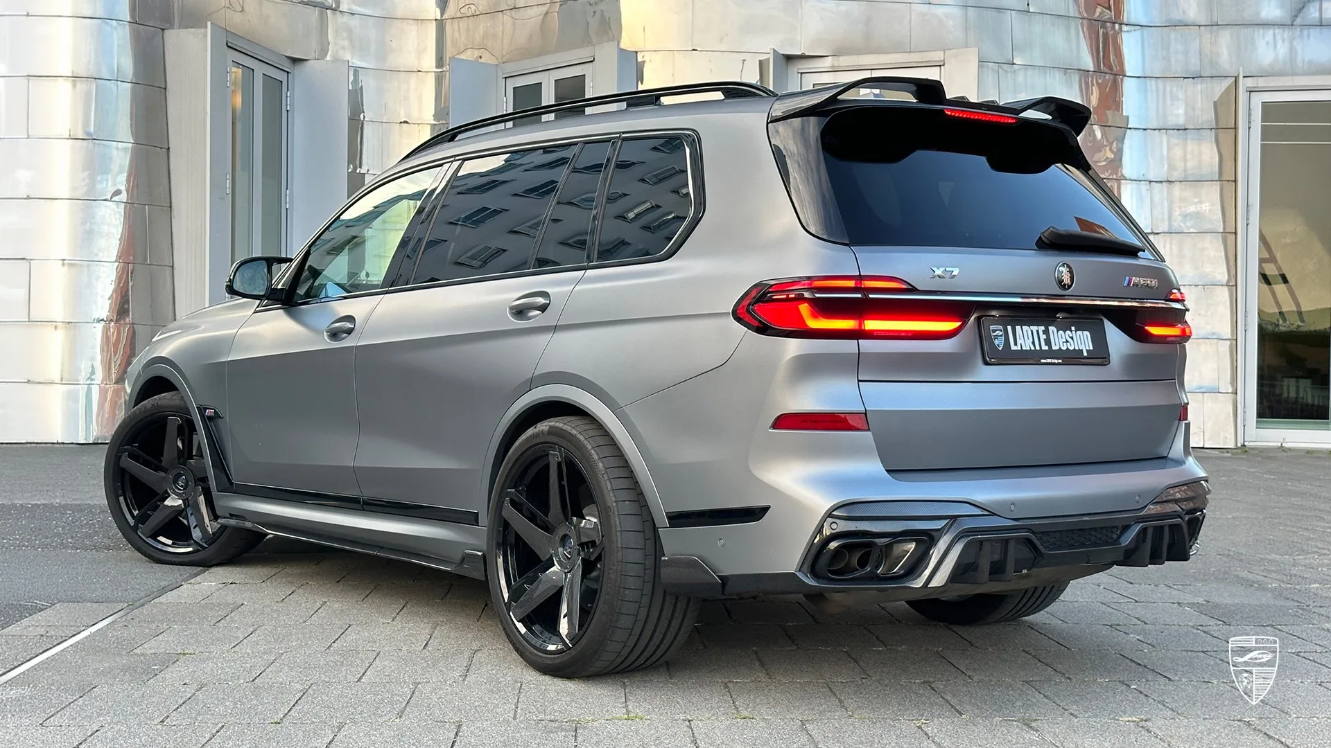 BMW X7 G07 LCI side rear angle with custom wheels and sporty SUV styling in modern facelift design