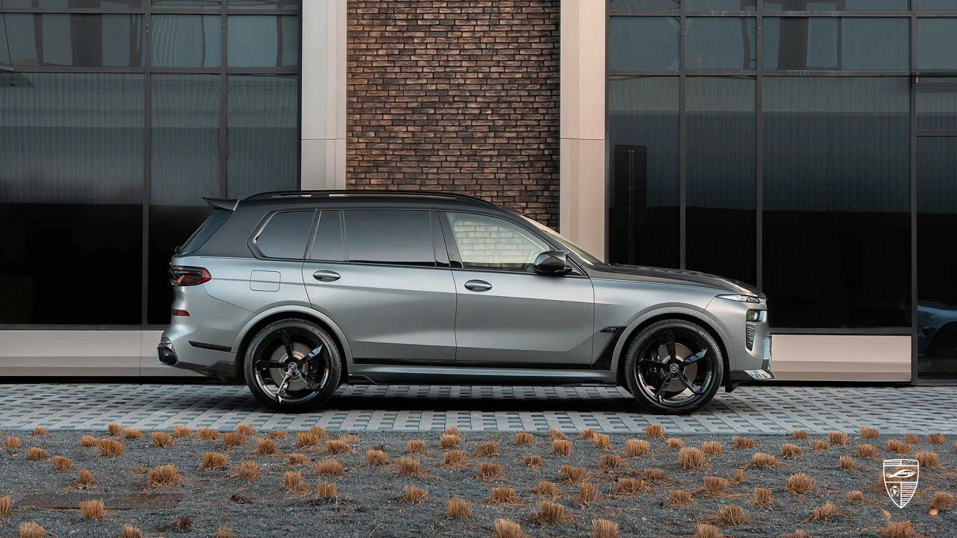BMW X7 G07 Seitenprofil in Mattgrau mit Custom Exterieur Styling und modernem SUV Design