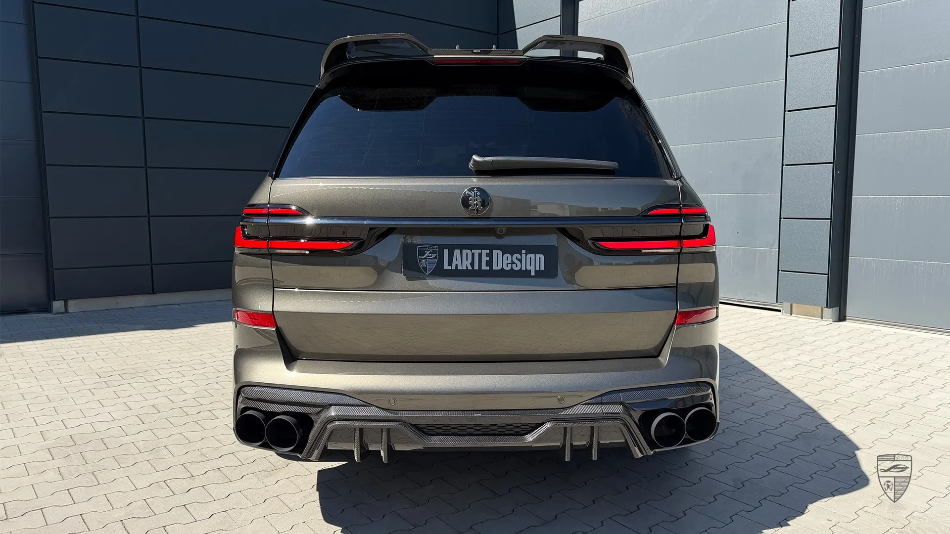 BMW X7 Luxury SUV mit Custom Heck Styling und Premium Exterieur Modifikationen