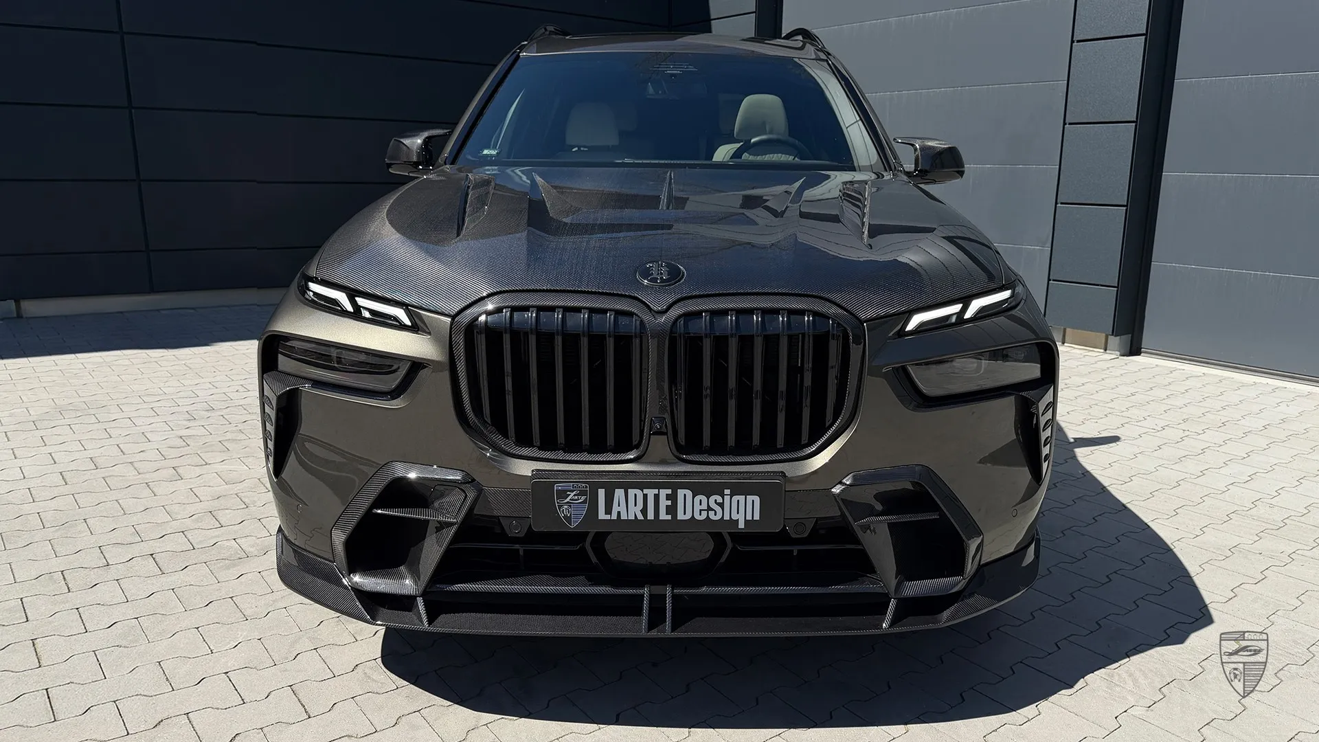 BMW X7 M60i Frontansicht mit aggressivem Bodykit und veredeltem Luxury Exterieur Design