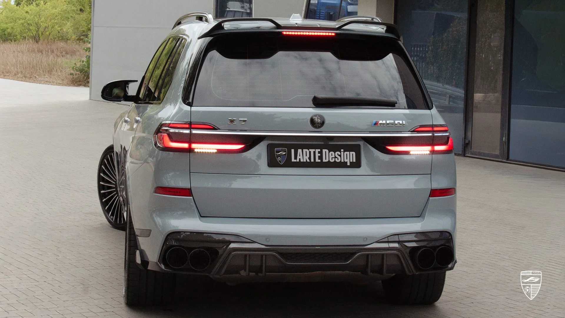 Facelifted BMW X7 G07 — Aggressive LCI Upgrade Custom BMW X7 G07 LCI — Brooklyn Grey family SUV with performance and aggressive aesthetics