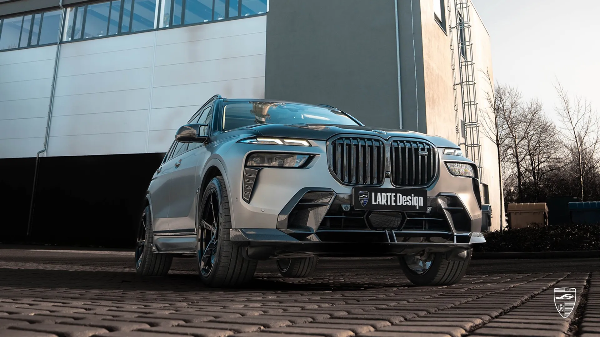 Customized BMW X7 Frontansicht mit aggressivem Bodykit und Mattgrau Exterieur Styling