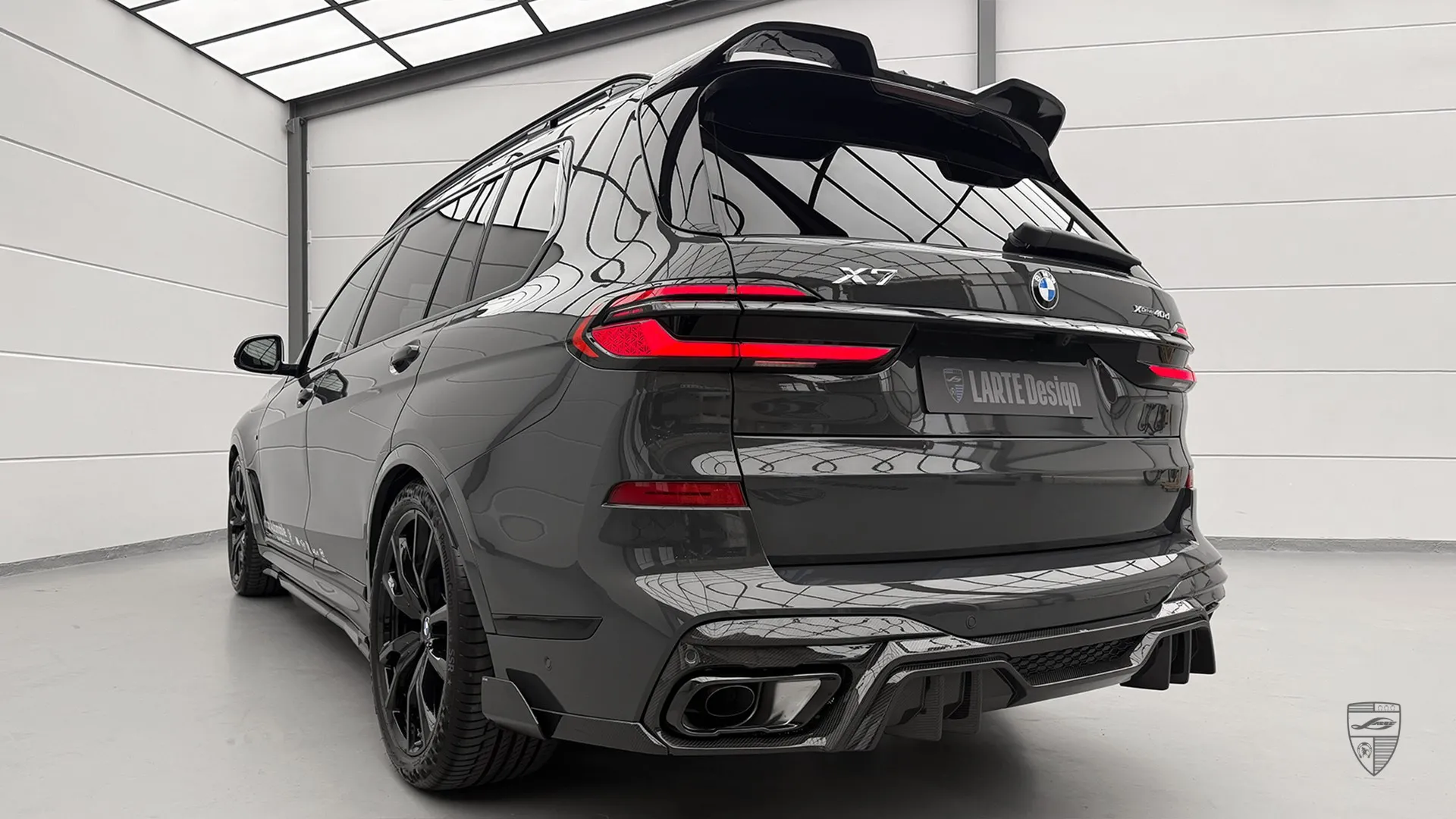 Individueller BMW X7 40d Dravitgrau mit sportlichem Diffusor und doppelten Auspuffblenden